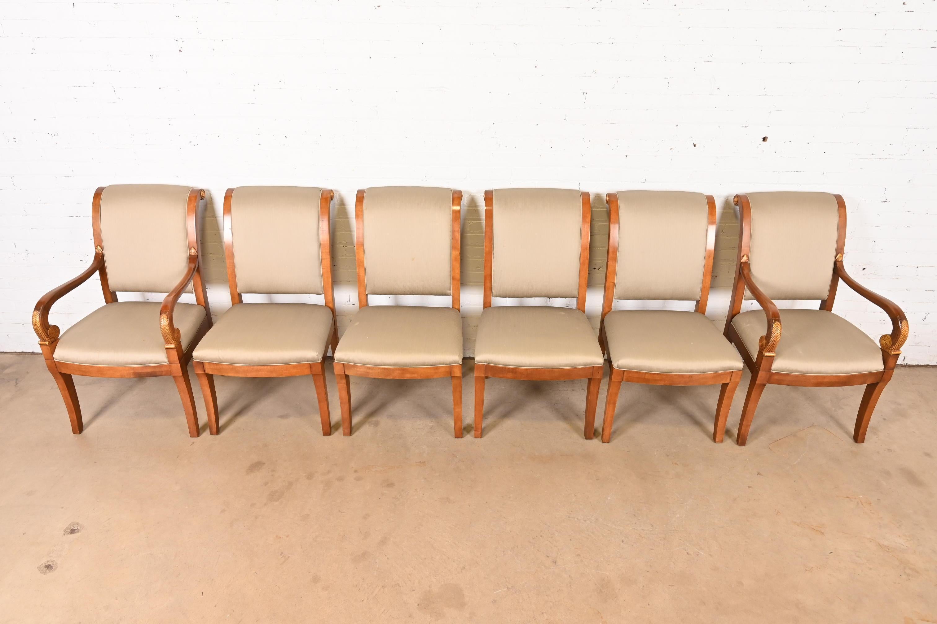 Juego de seis sillas de comedor Henredon de madera de nogal y giltwood talladas estilo Imperio francés siglo XX en venta