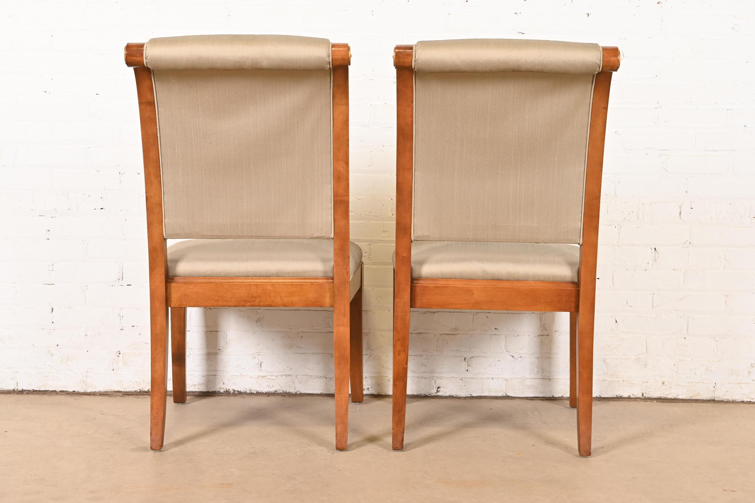 Paire de chaises d'appoint ou de salle à manger en noyer et bois doré de style Empire français, Henredon en vente 4