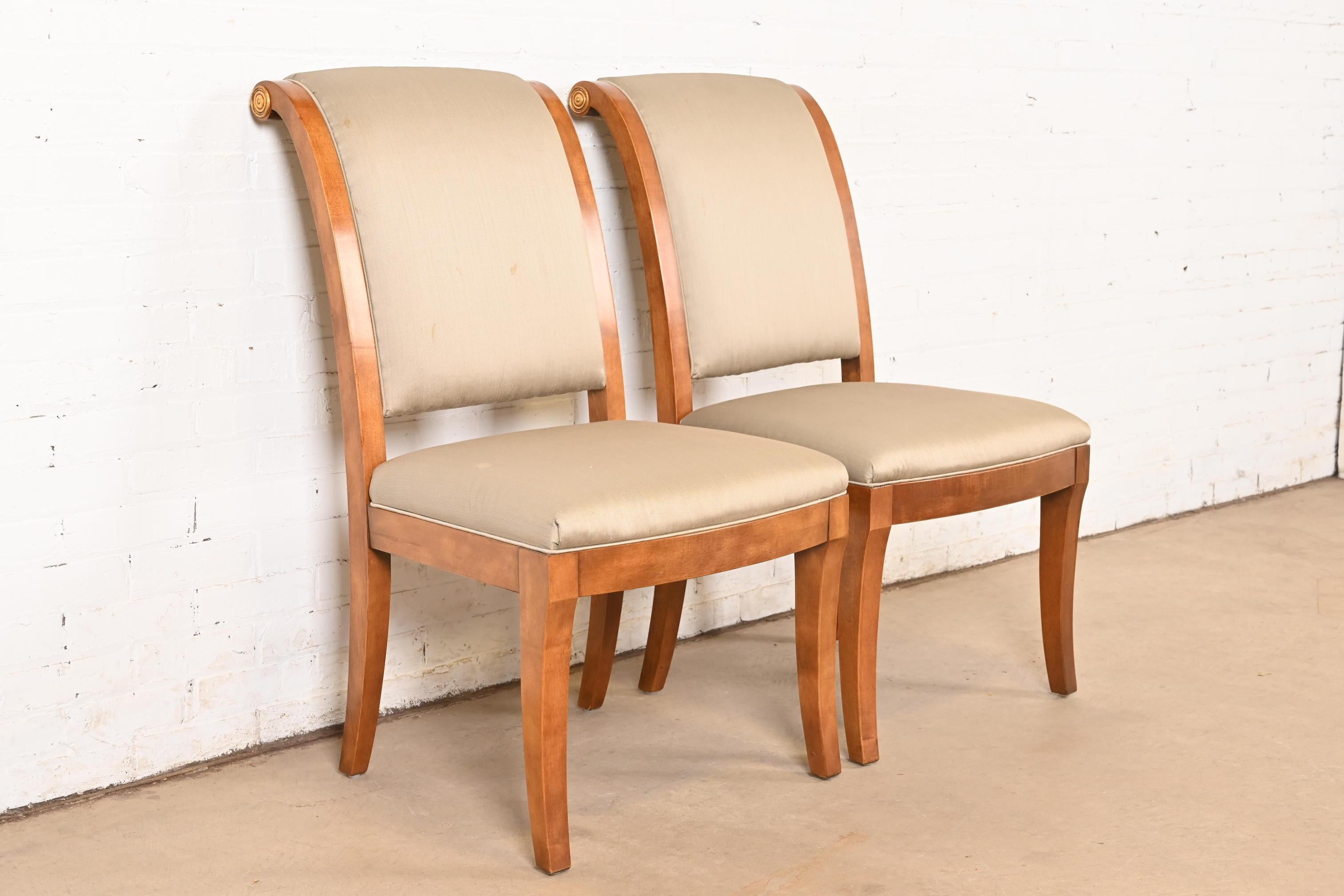 Une paire exceptionnelle de chaises d'appoint ou de chaises de salle à manger de style Empire, néoclassique ou Régence.

Par Henredon

États-Unis, fin du 20e siècle

Encadrement en noyer sculpté, rehaussé de bois doré, et sièges et dossiers