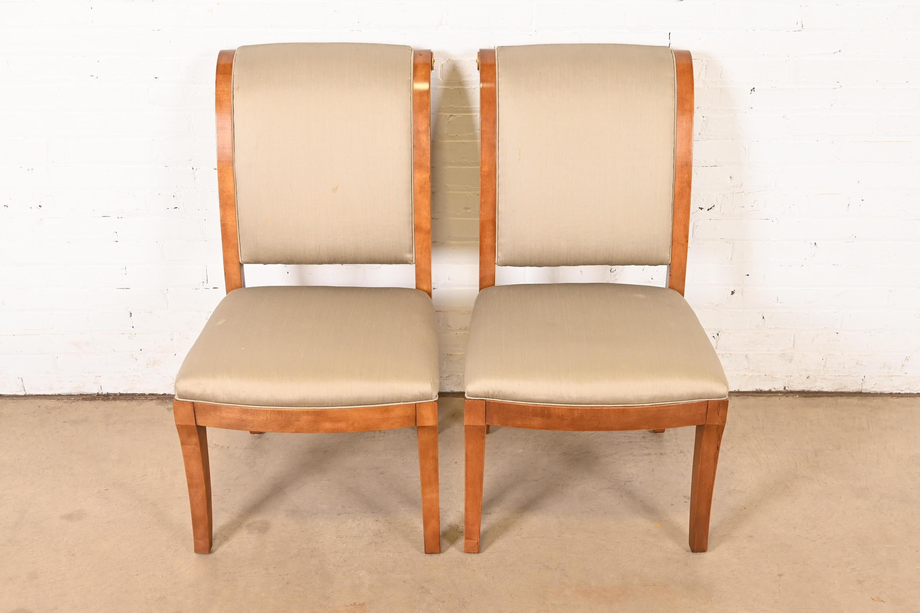 Américain Paire de chaises d'appoint ou de salle à manger en noyer et bois doré de style Empire français, Henredon en vente