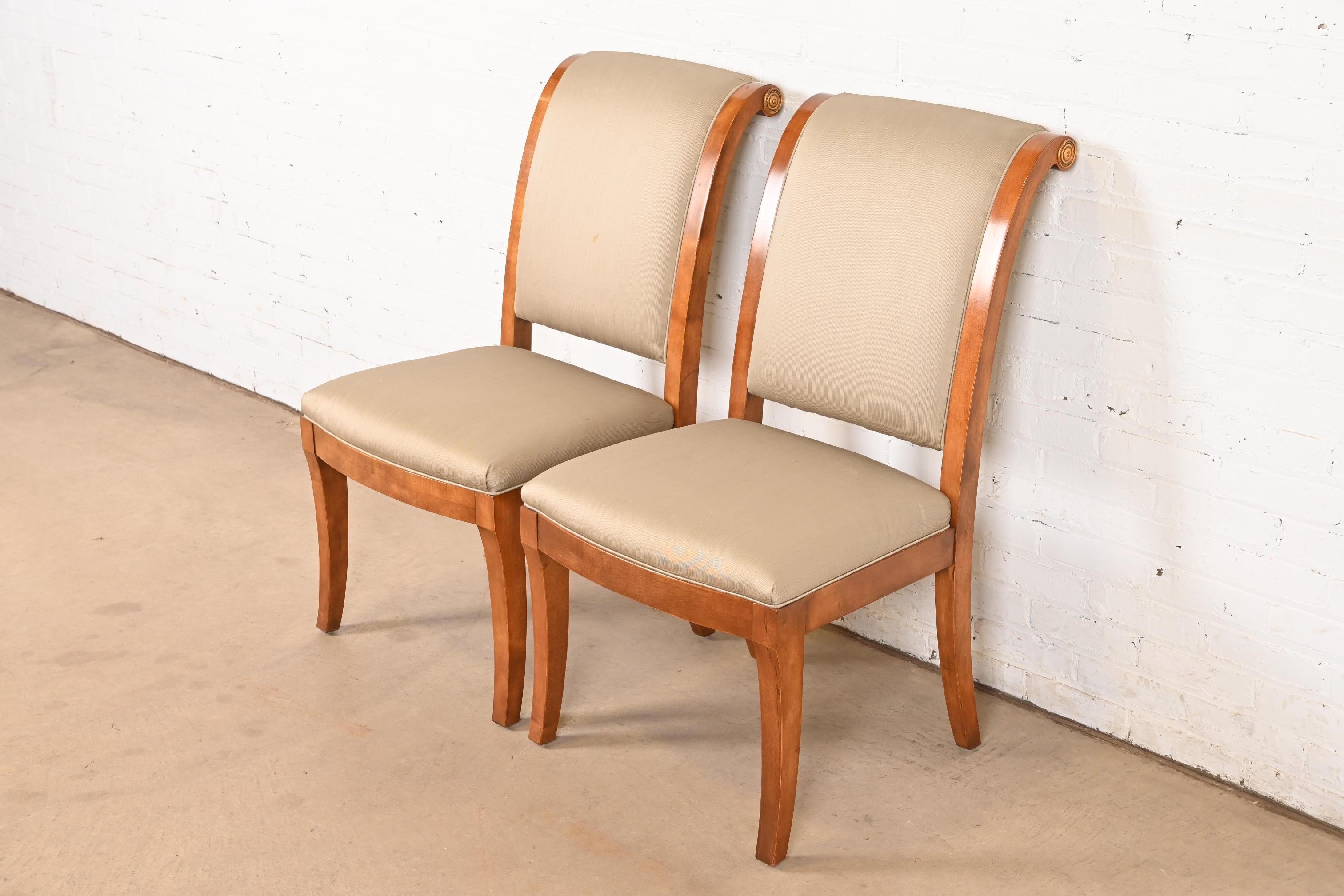 Paire de chaises d'appoint ou de salle à manger en noyer et bois doré de style Empire français, Henredon Bon état - En vente à South Bend, IN