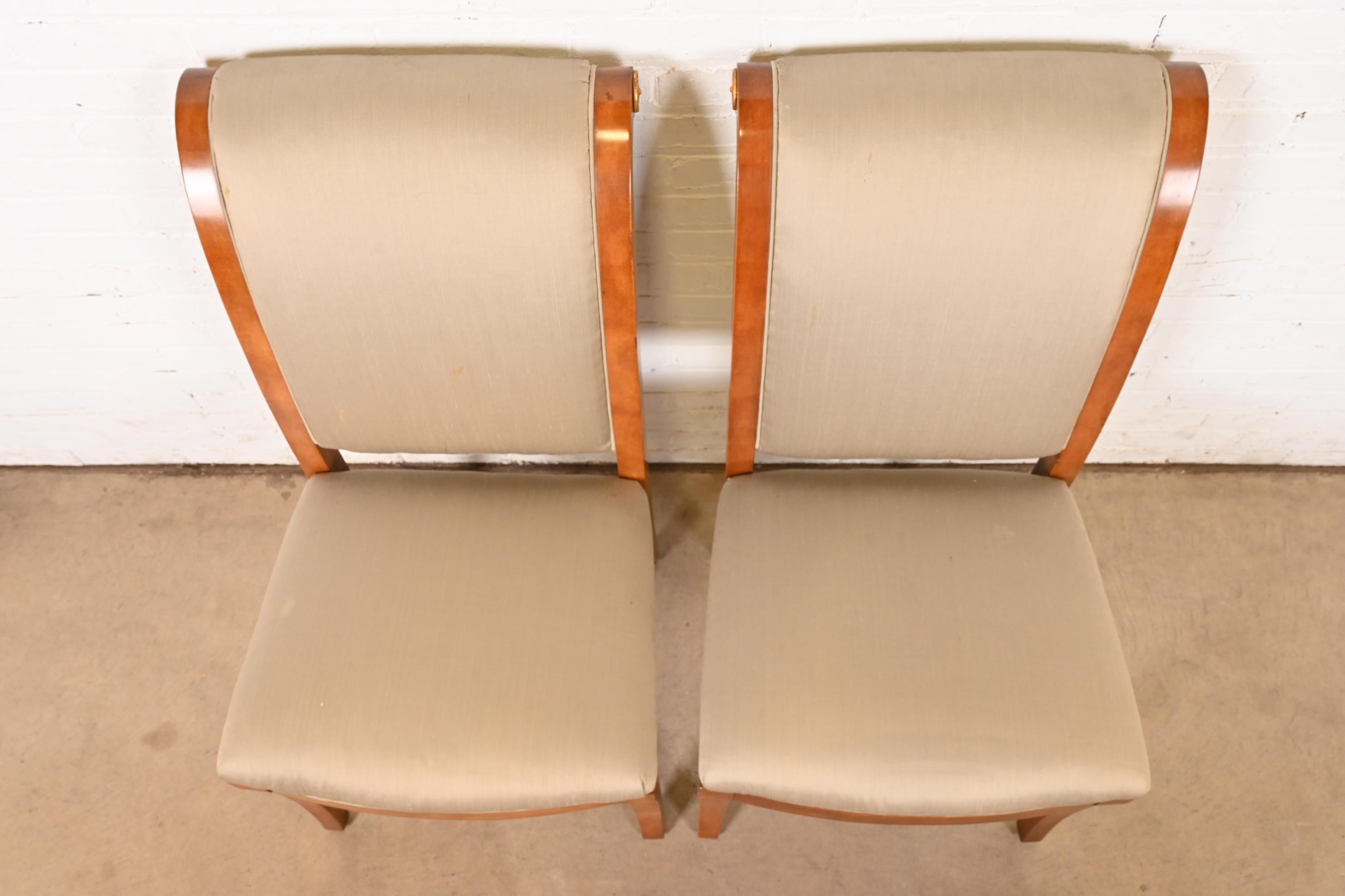 20ième siècle Paire de chaises d'appoint ou de salle à manger en noyer et bois doré de style Empire français, Henredon en vente