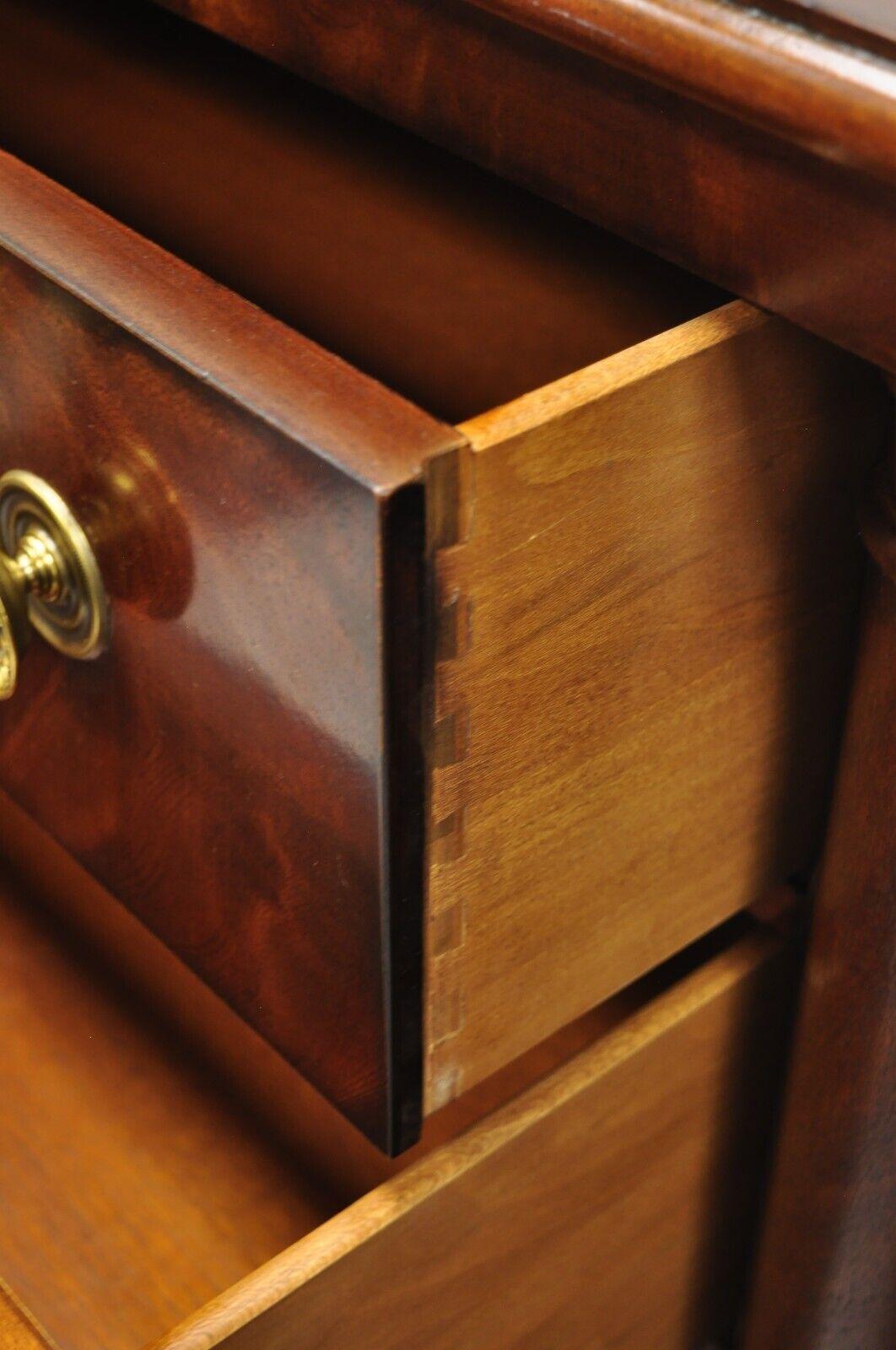 Henredon French Empire Neoclassical Style Mahogany 3 Drawer Nightstands, a Pair In Good Condition In Philadelphia, PA