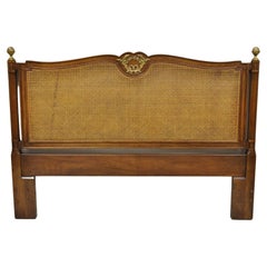Tête de lit française Henredon de style Louis XV en noyer à panneaux de canne, taille Queen