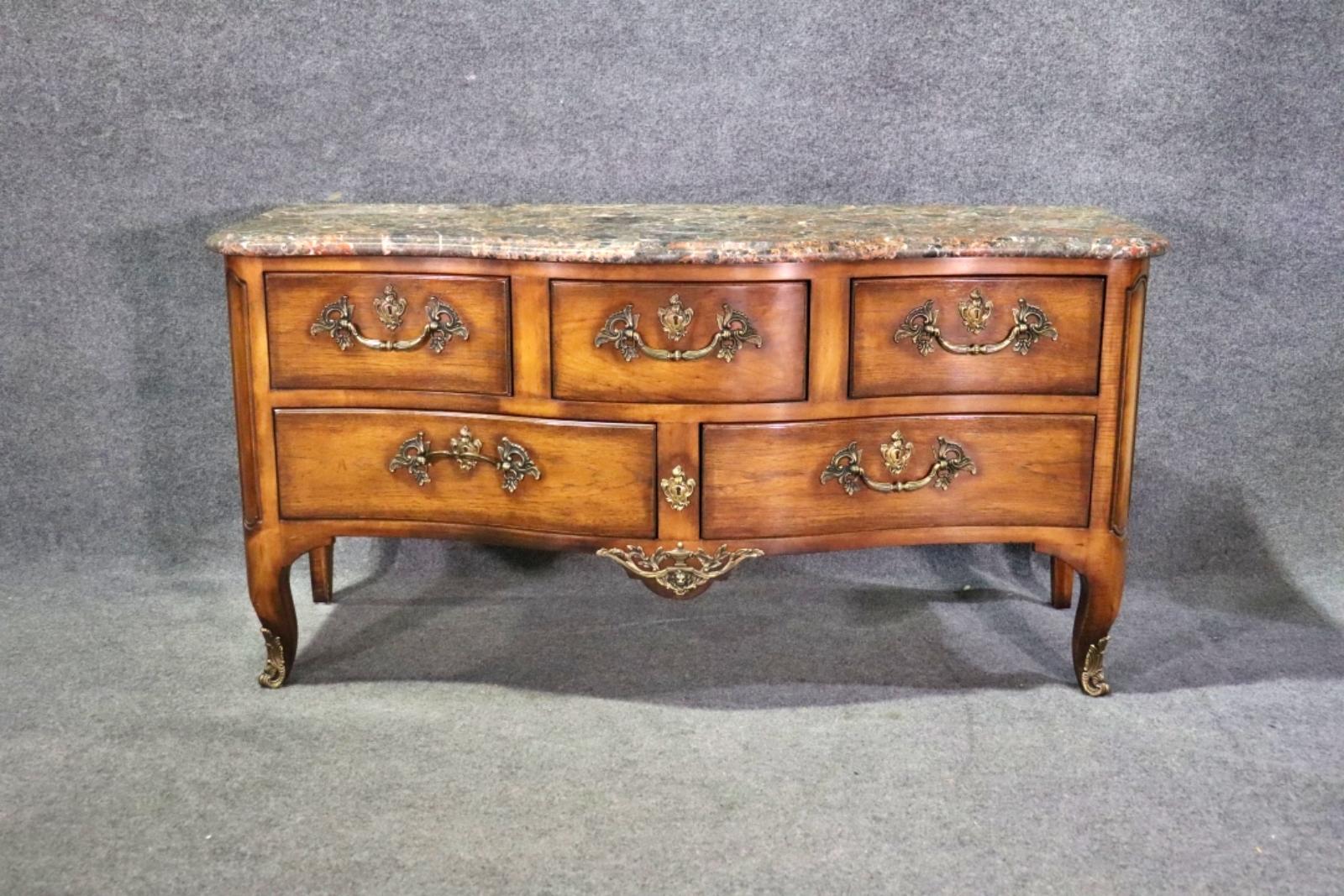 Américain Henredon French Louis XV Walnut Marble Top TV Stand Dresser Commode  en vente