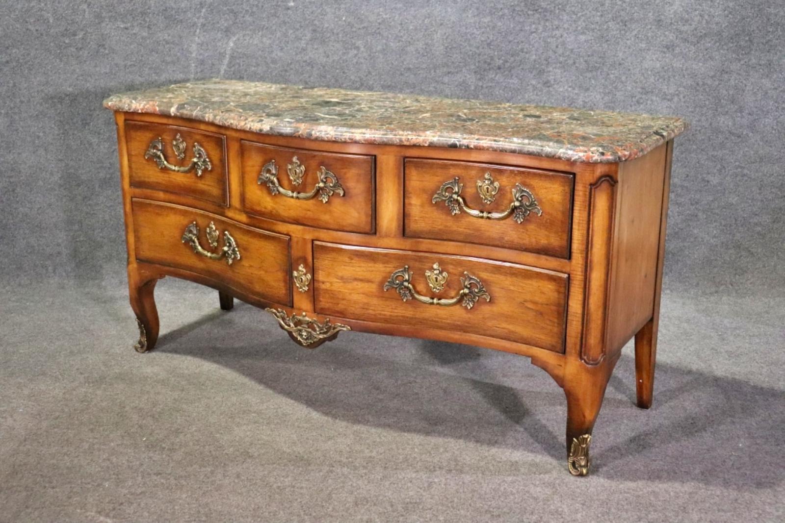 Henredon French Louis XV Walnut Marble Top TV Stand Dresser Commode  In Good Condition For Sale In Swedesboro, NJ