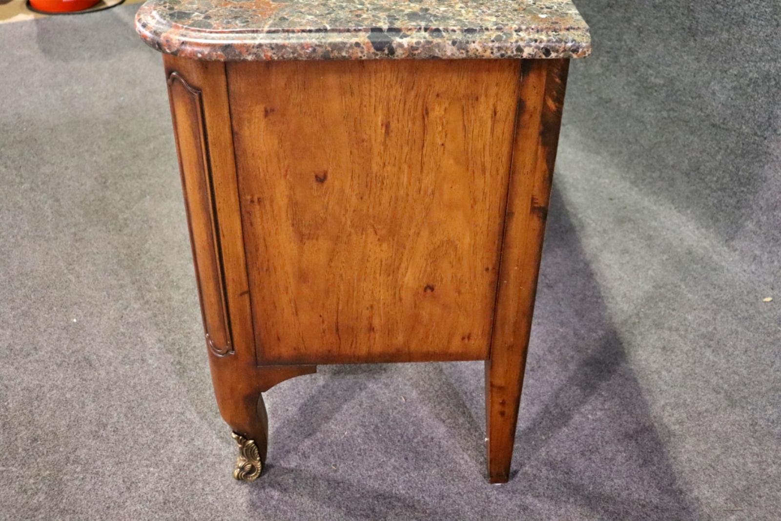 Henredon French Louis XV Walnut Marble Top TV Stand Dresser Commode  en vente 2