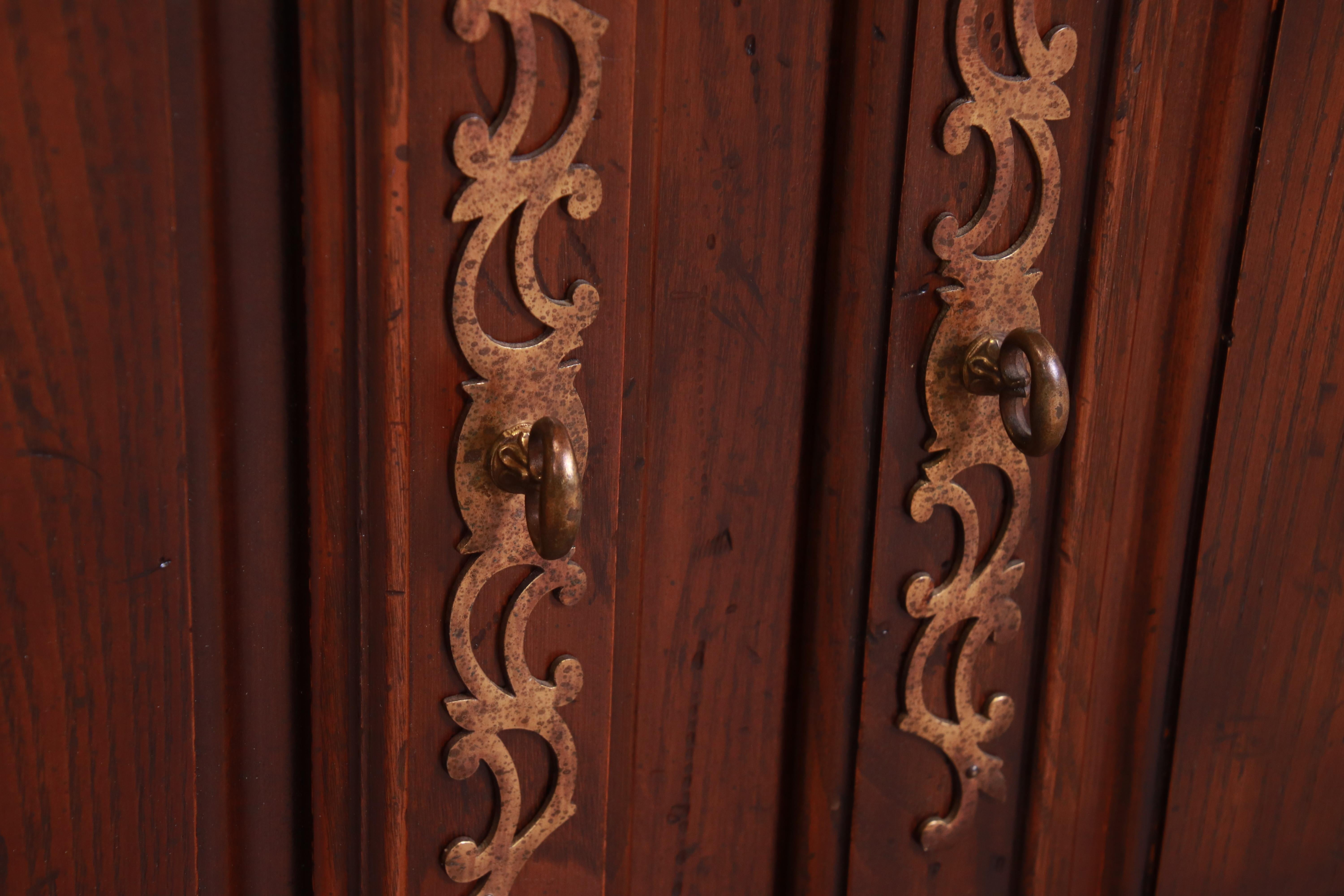 Enfilade ou meuble de bar en chêne sculpté de style provincial français Henredon, vers 1970 en vente 4