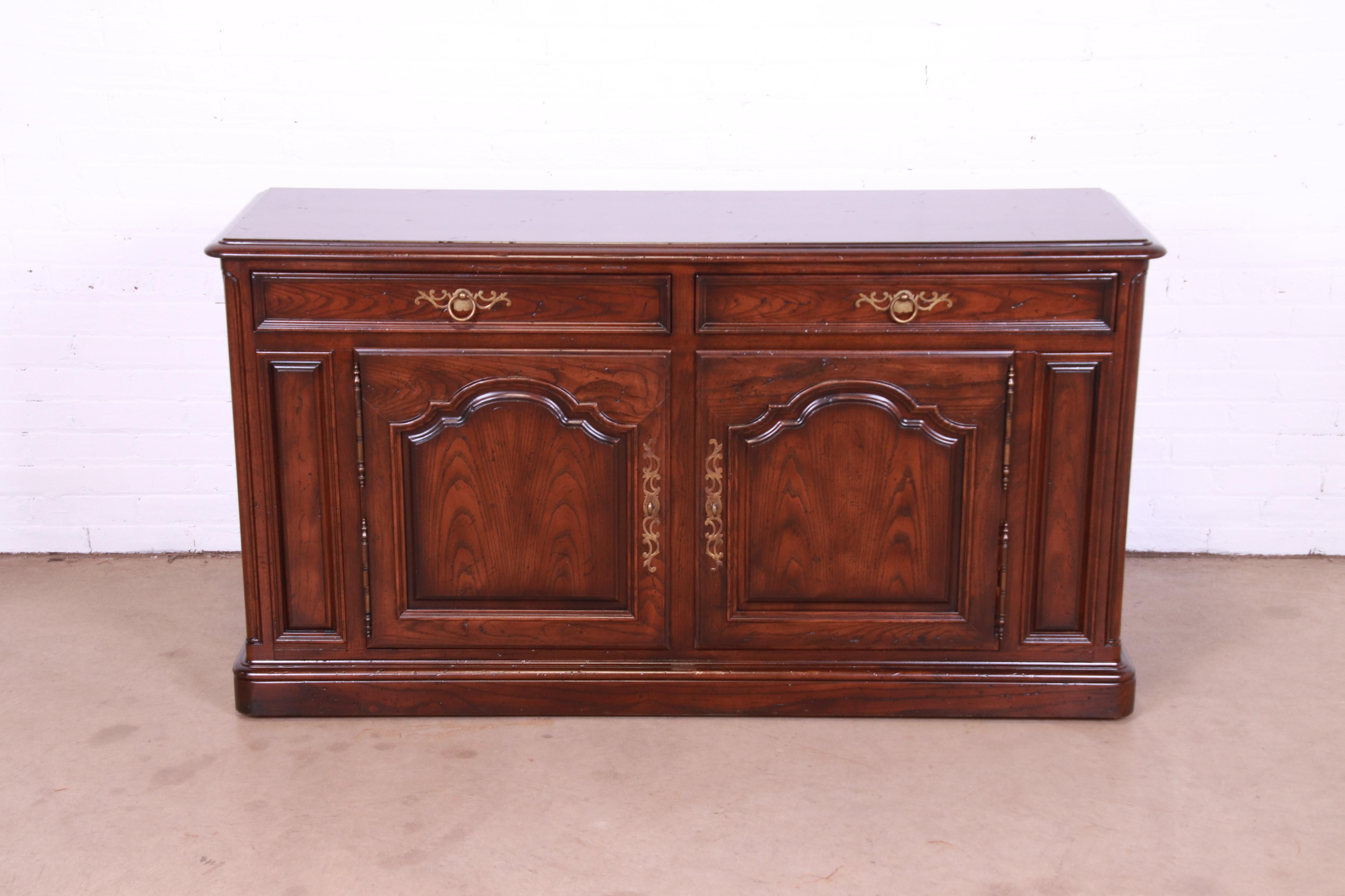 A gorgeous French Country Louis XV style rolling bar cabinet, sideboard, or credenza

By Henredon

USA, Circa 1970s

Carved oak, with original brass hardware.

Measures: 62