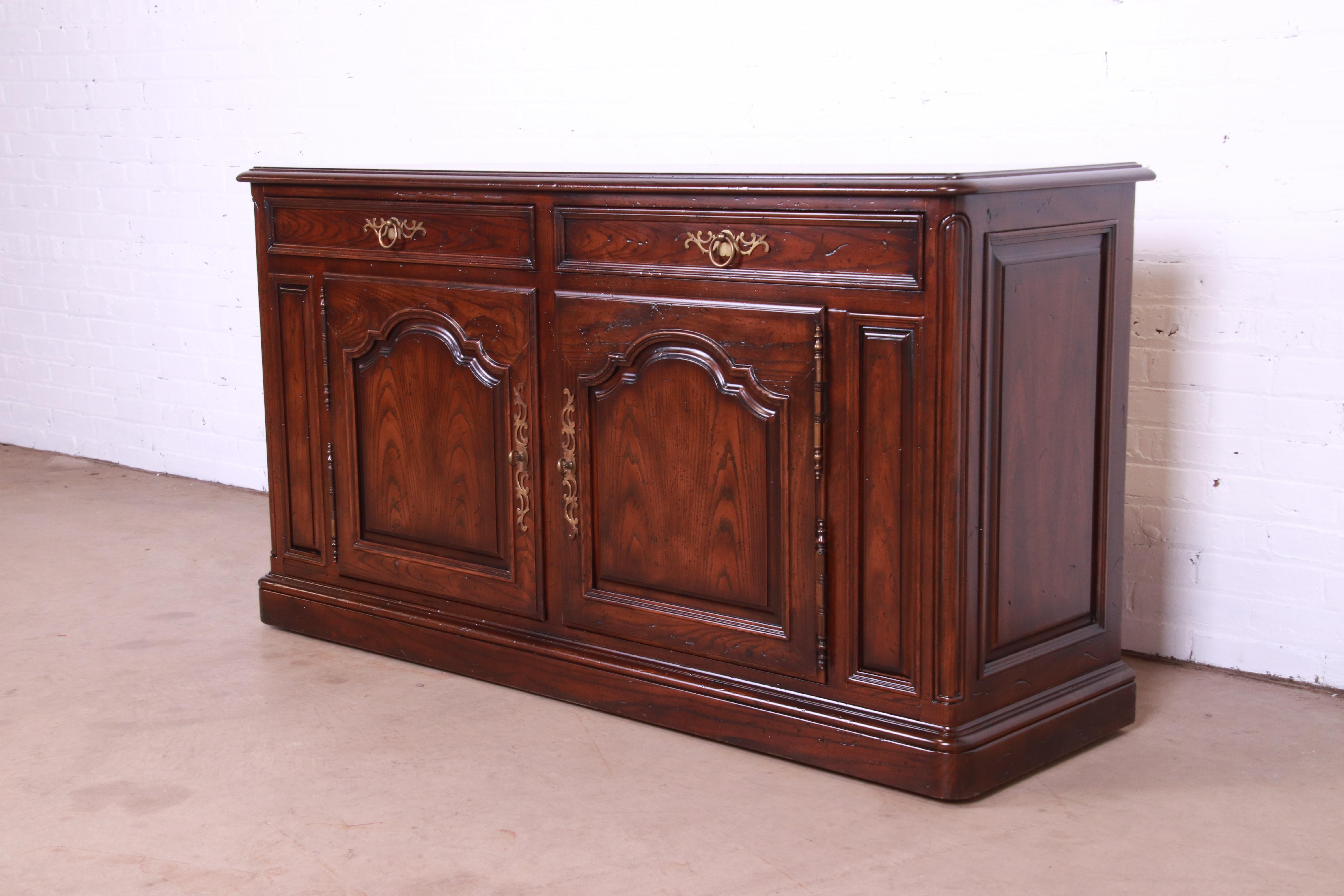Américain Enfilade ou meuble de bar en chêne sculpté de style provincial français Henredon, vers 1970 en vente