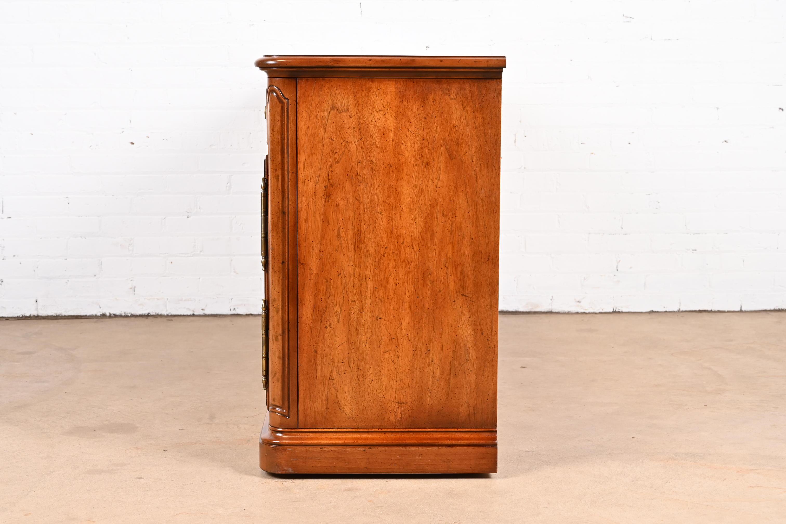 Credenza o mobile da bar Henredon in noce intagliato in stile provinciale in vendita 8