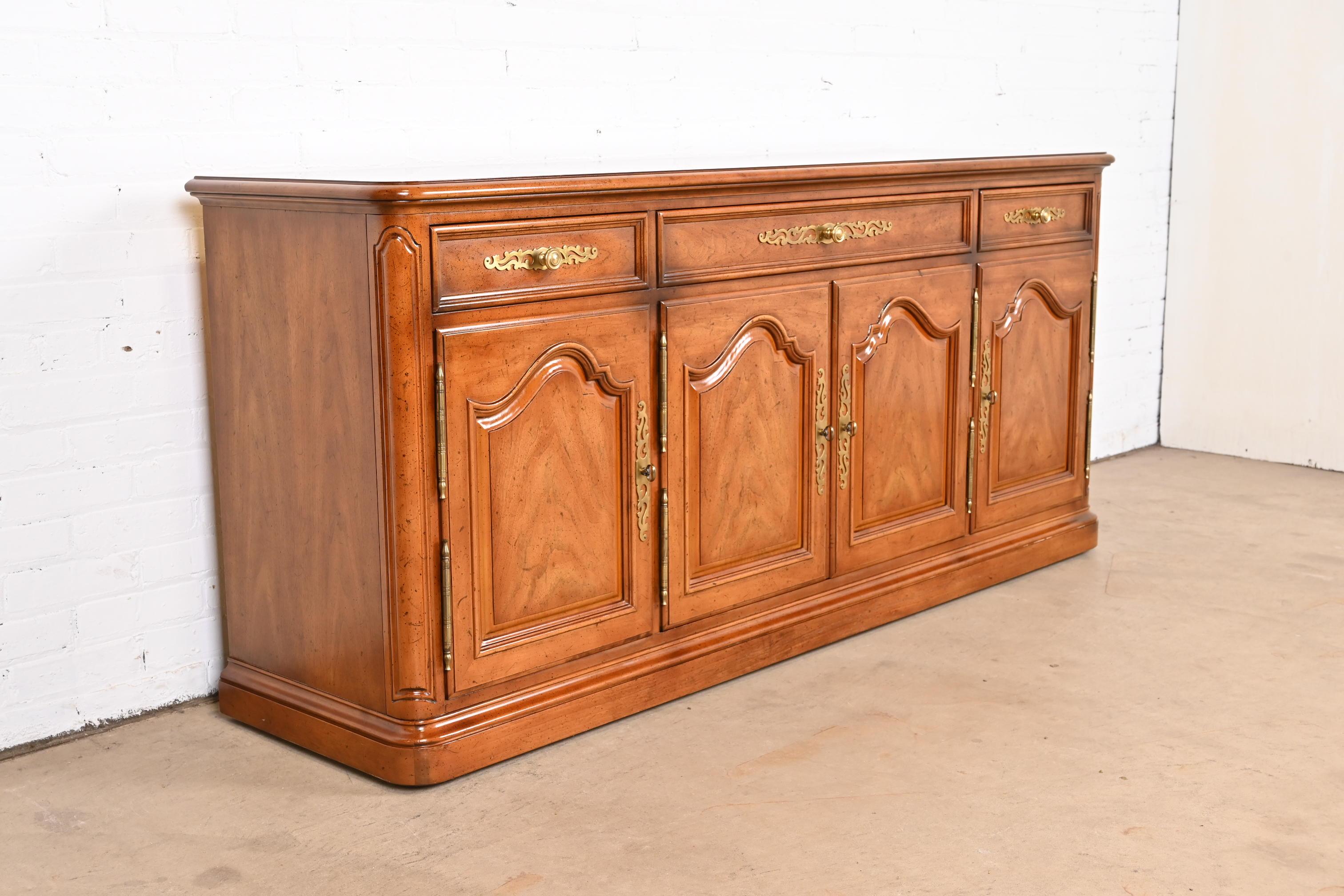 Stile provenzale Credenza o mobile da bar Henredon in noce intagliato in stile provinciale in vendita