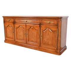 Buffet ou meuble de bar en noyer sculpté de style provincial français de Henredon