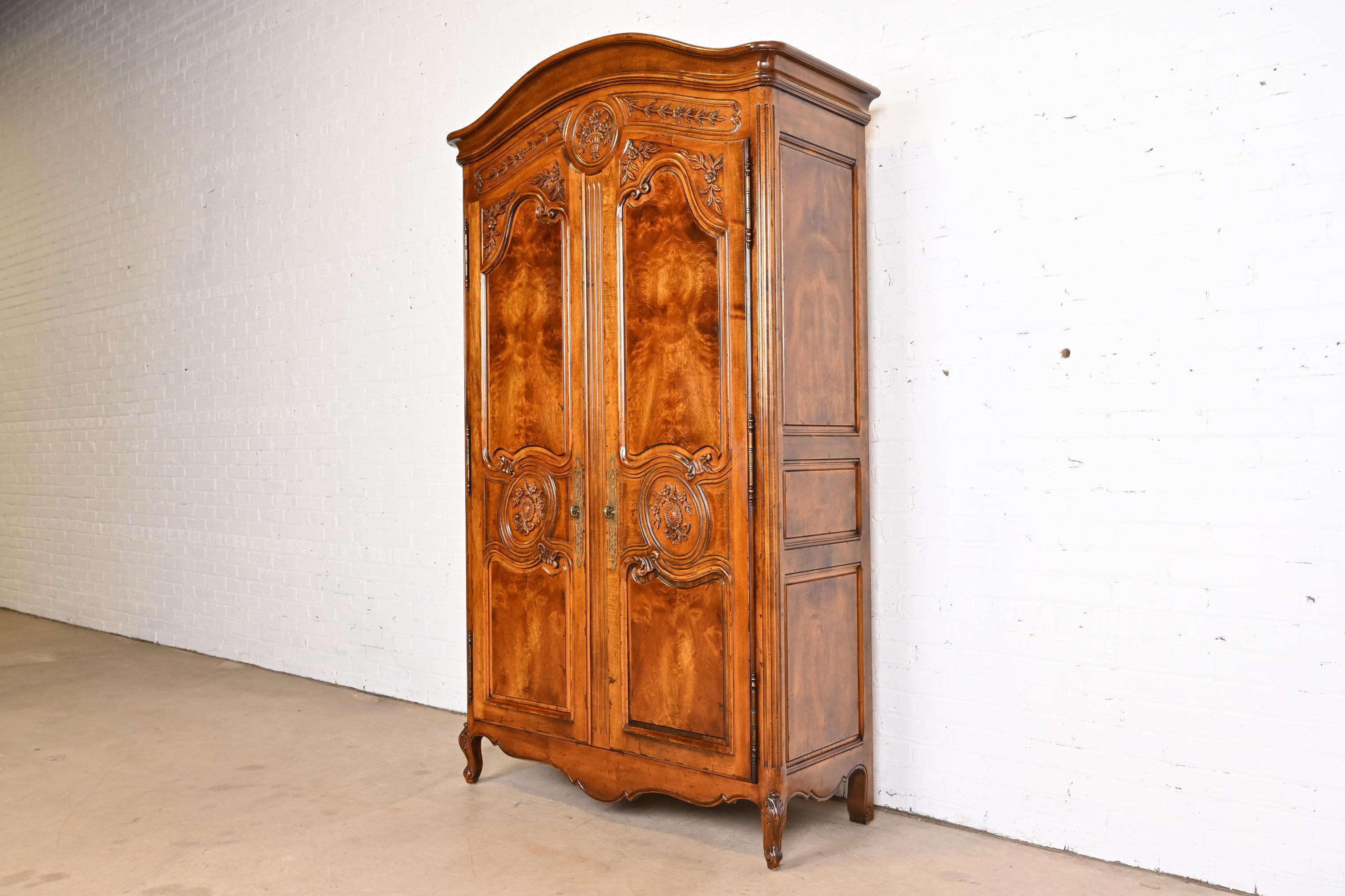 A gorgeous French Provincial Louis XV style armoire dresser

By Henredon

USA, Late 20th Century

Carved burled walnut, with original brass hardware.

Measures: 48.5