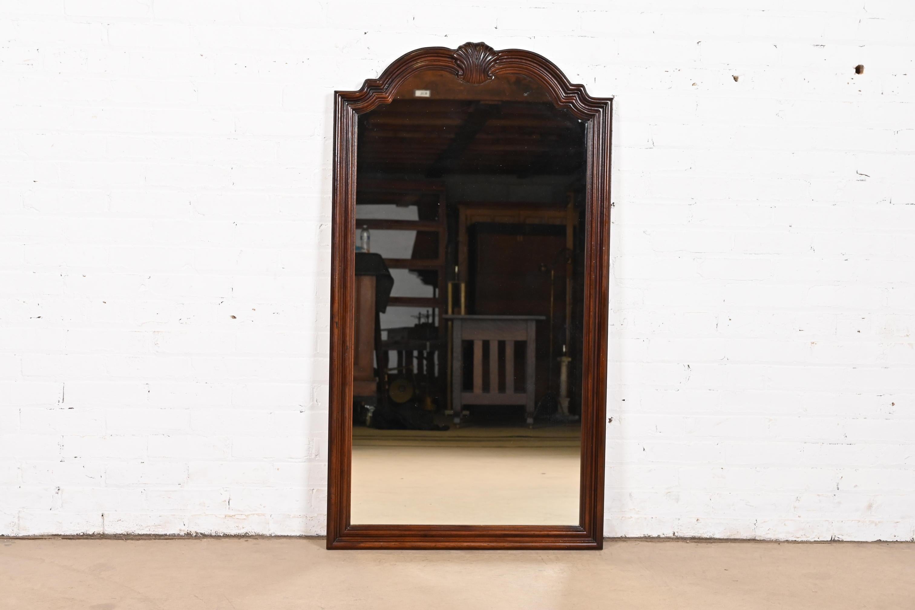 A stylish French Provincial Louis XV style mahogany framed tall wall mirror

By Henredon

USA, Circa 1980s

Measures: 27.75