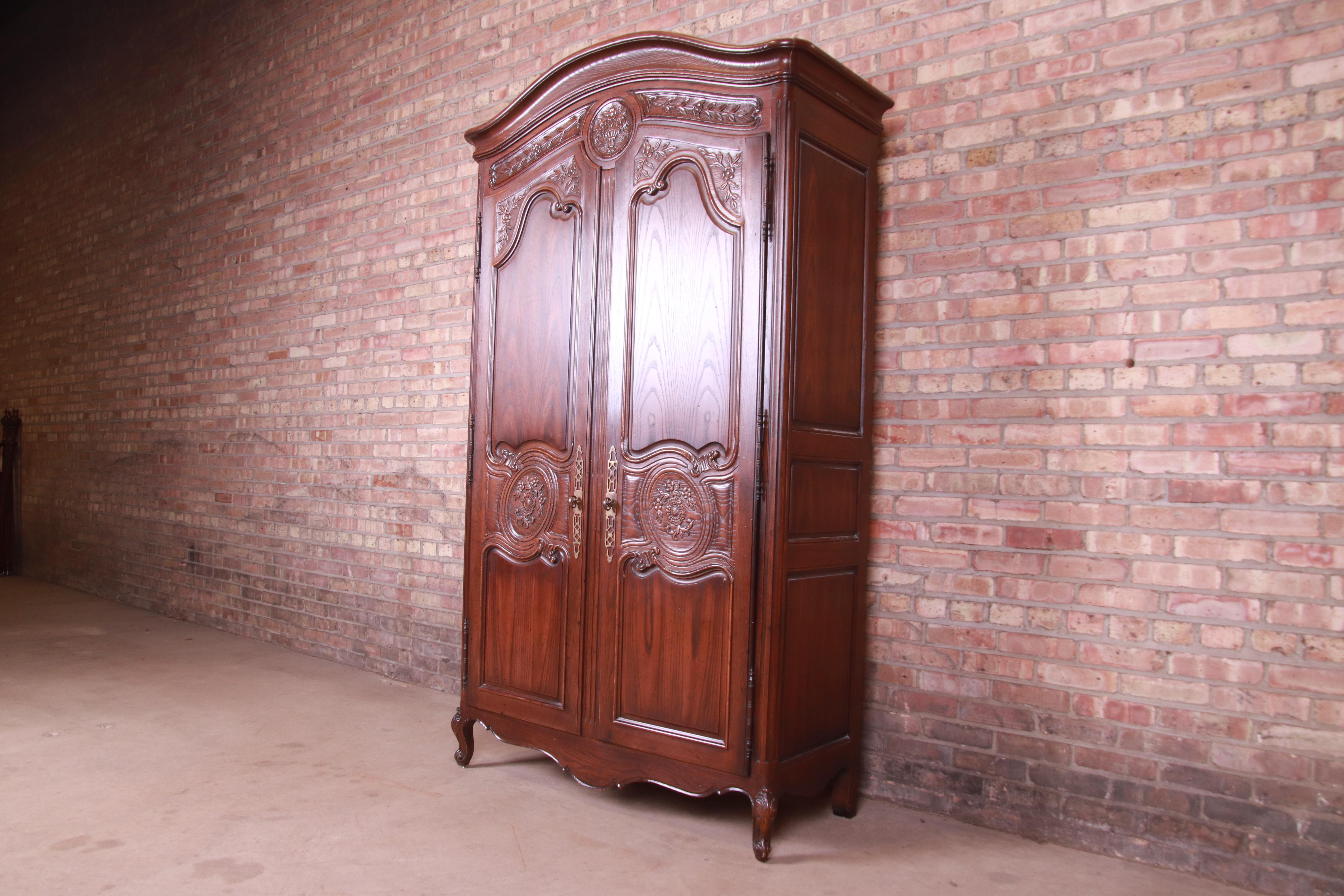 Henredon French Provincial Louis XV Carved Oak Armoire Dresser In Good Condition In South Bend, IN