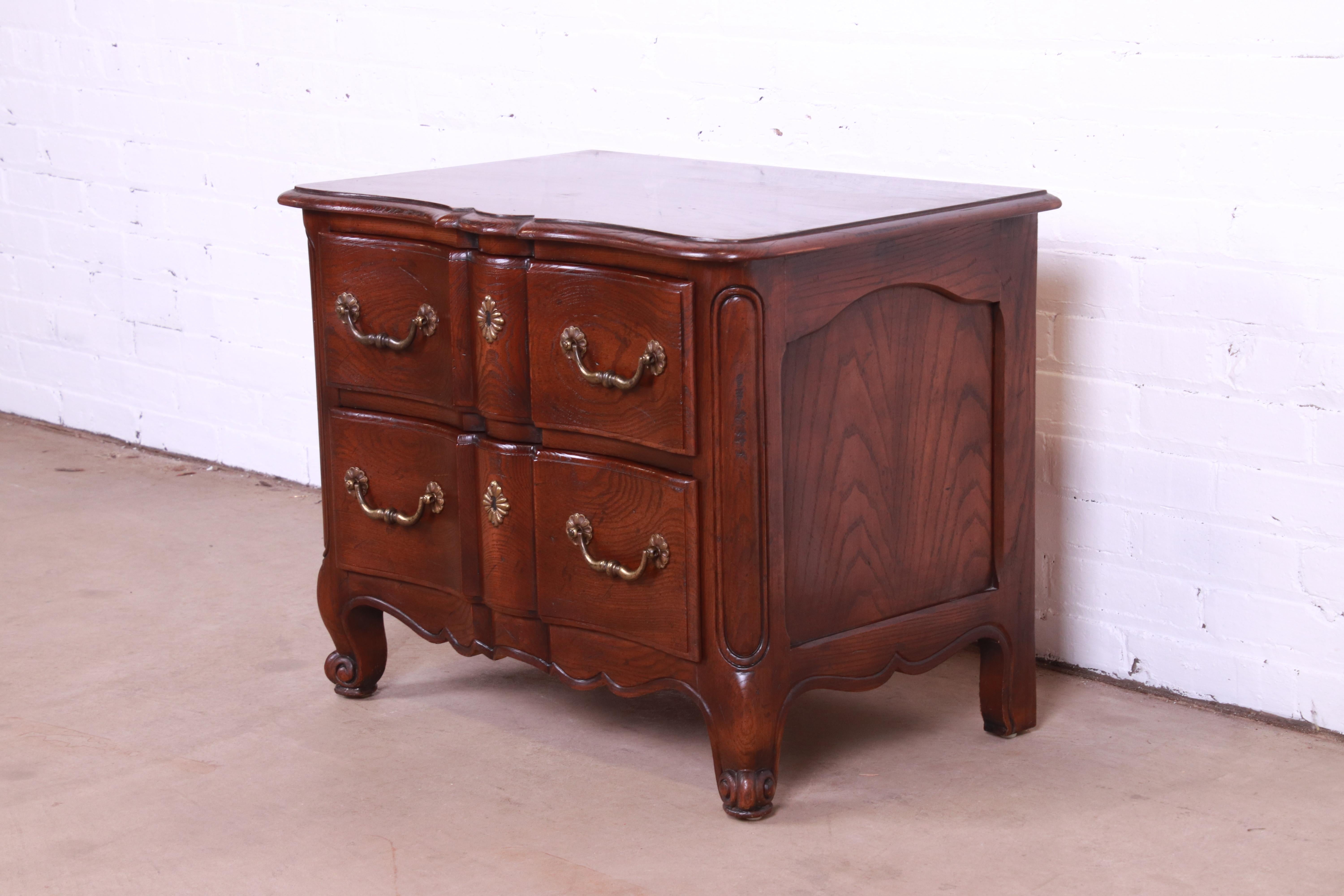 Henredon French Provincial Louis XV Carved Oak Bedside Chest In Good Condition For Sale In South Bend, IN