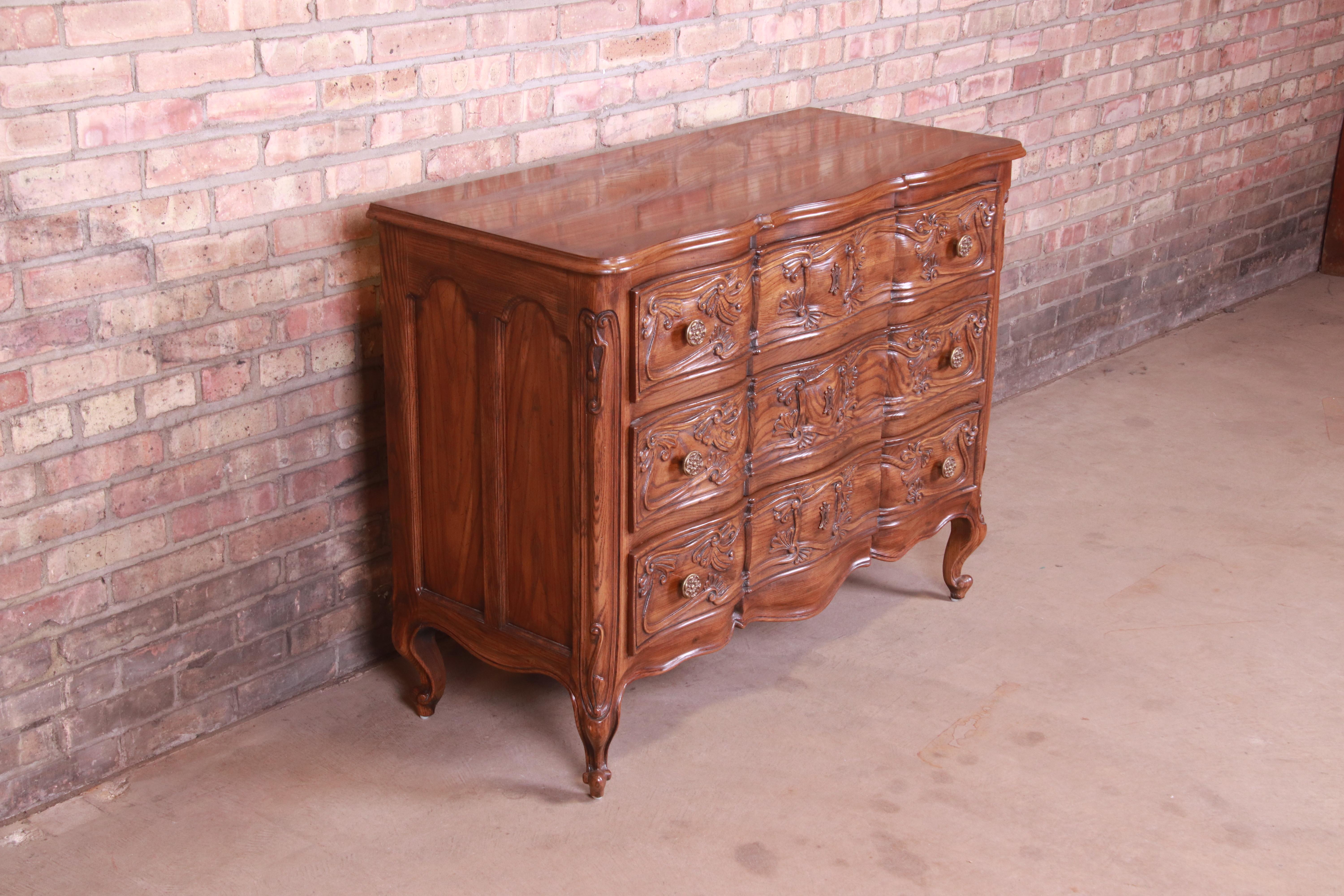 Henredon French Provincial Louis XV Carved Oak Commode or Chest of Drawers In Good Condition In South Bend, IN