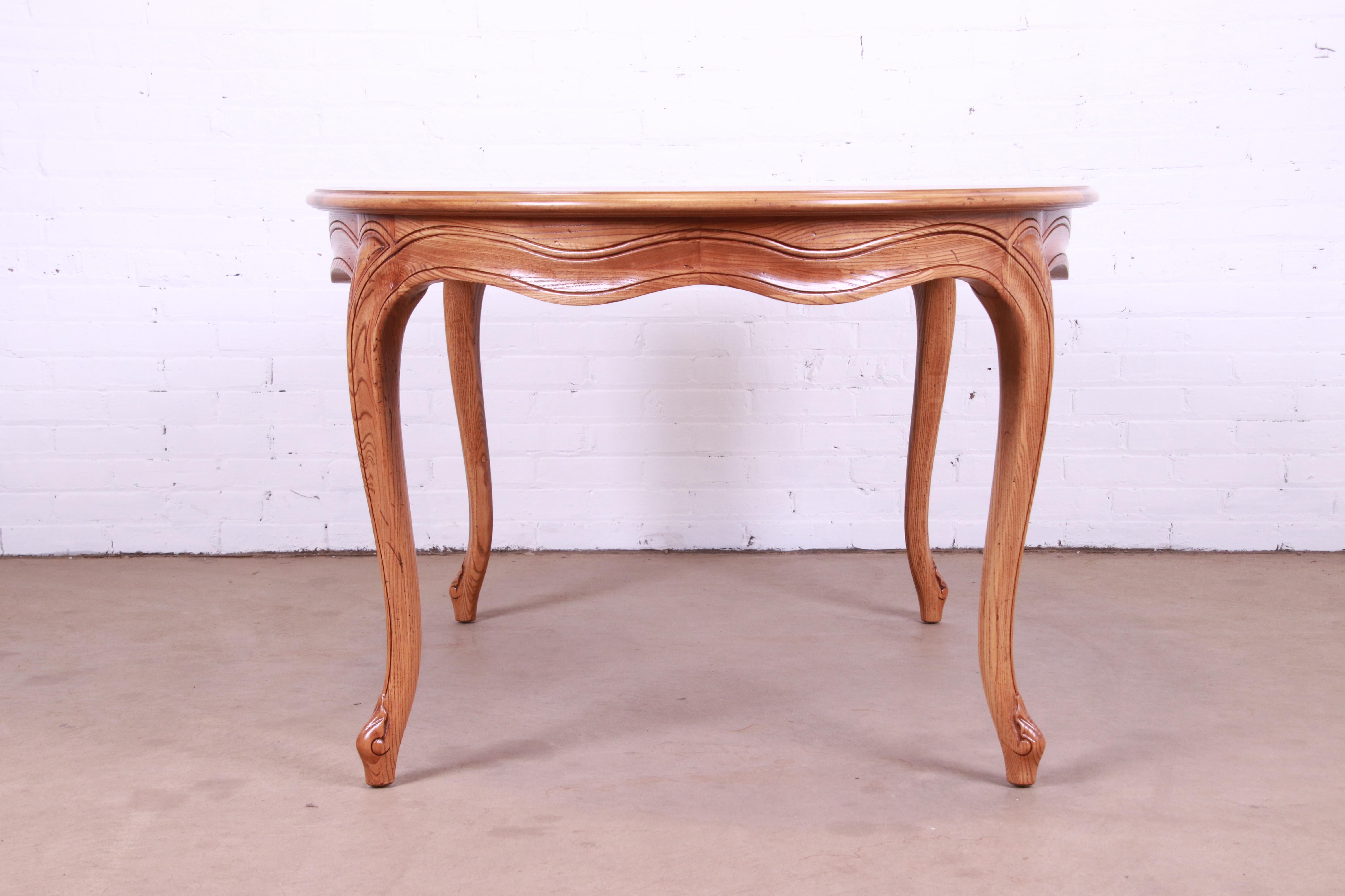 Henredon French Provincial Louis XV Carved Oak Dining Table, Newly Refinished For Sale 11