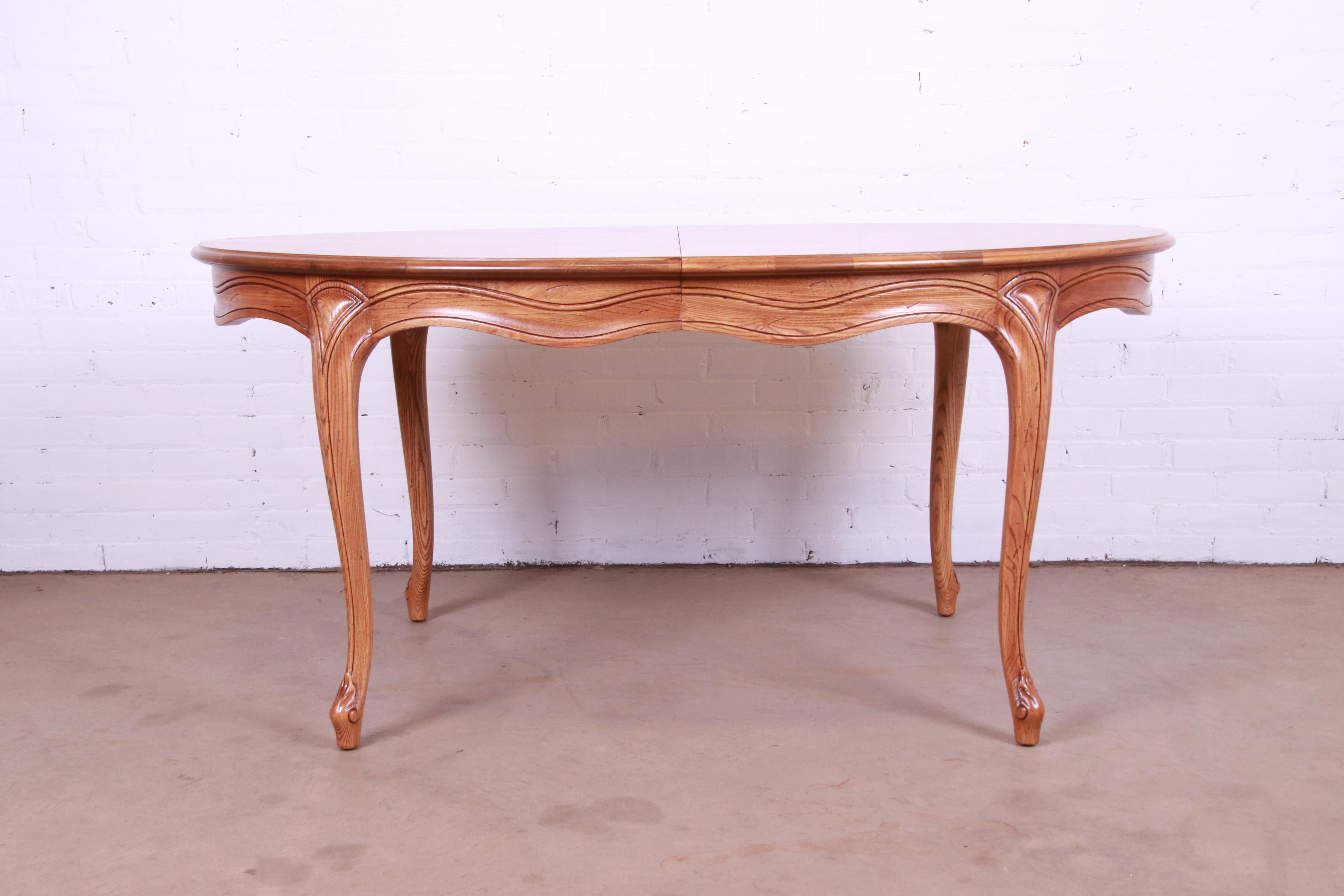 Henredon French Provincial Louis XV Carved Oak Dining Table, Newly Refinished For Sale 4