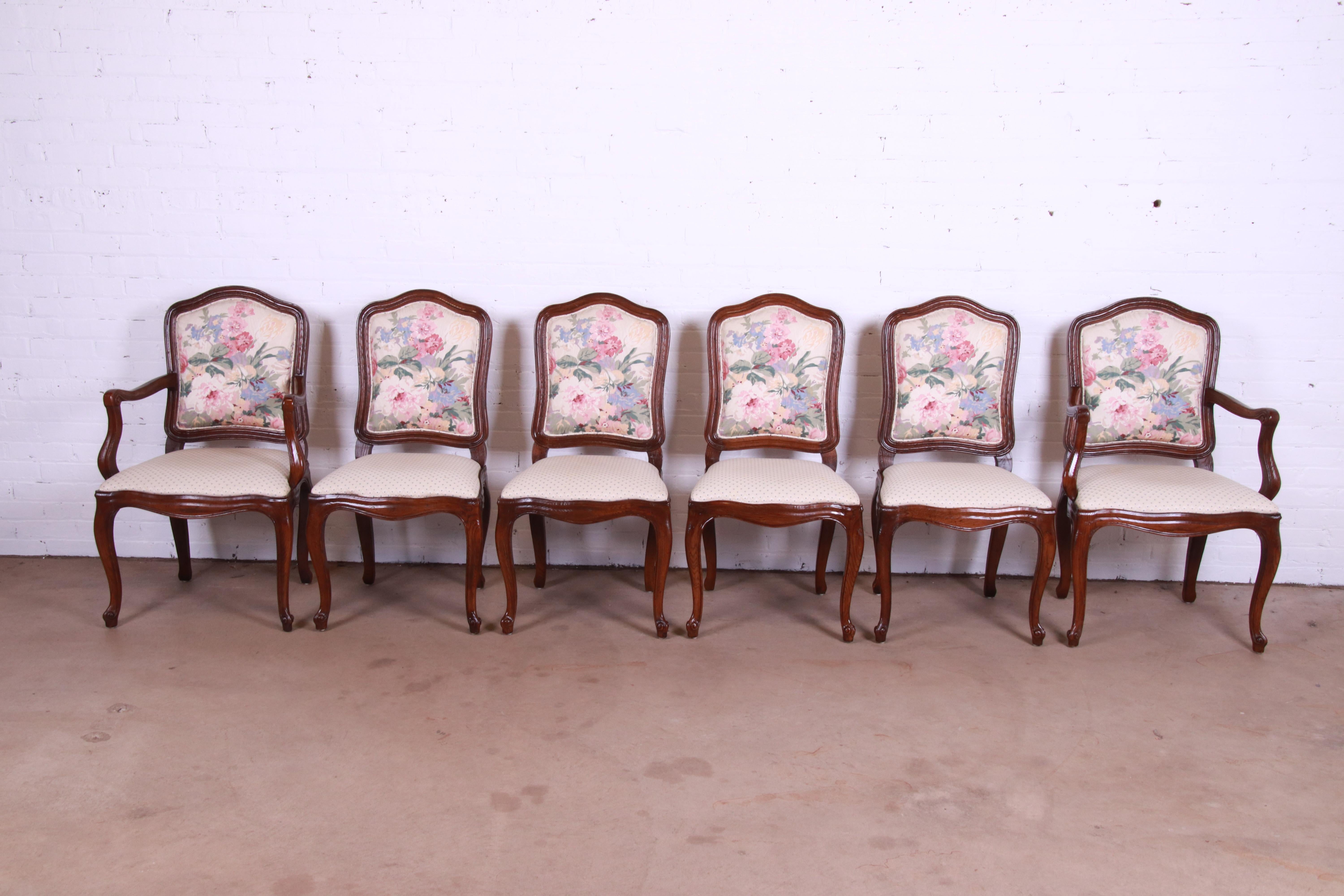 A gorgeous set of six French Country Louis XV style dining chairs

By Henredon

USA, Circa 1980s

Carved solid oak frames, with upholstered seats and backs.

Measures:
Side chairs - 20.5
