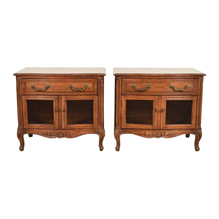 Paire de tables de nuit en chêne sculpté de style provincial français Louis XV, Henredon