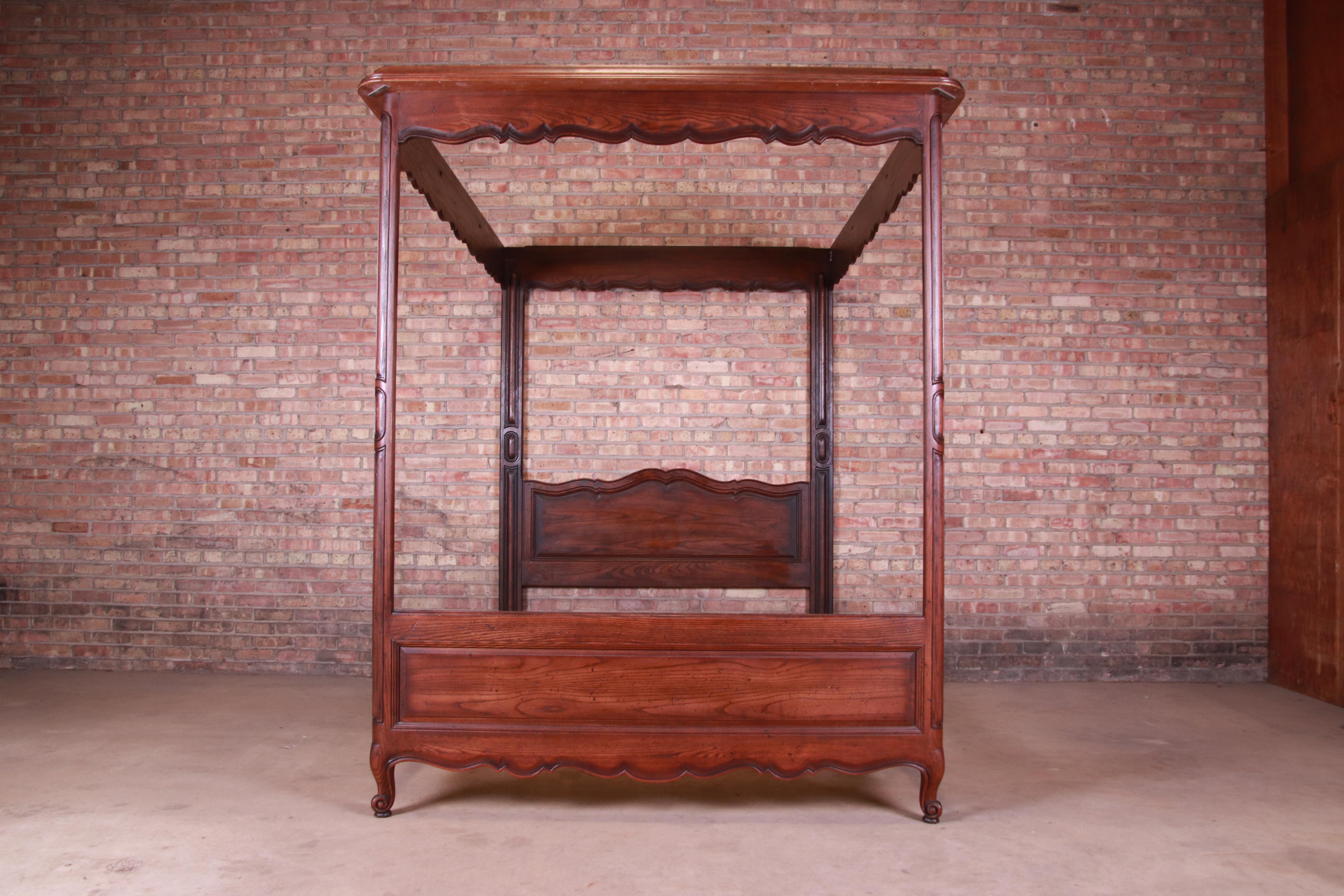 A gorgeous French Provincial Louis XV style carved oak queen size canopy bed

By Henredon

USA, circa 1970s

Measures: 69