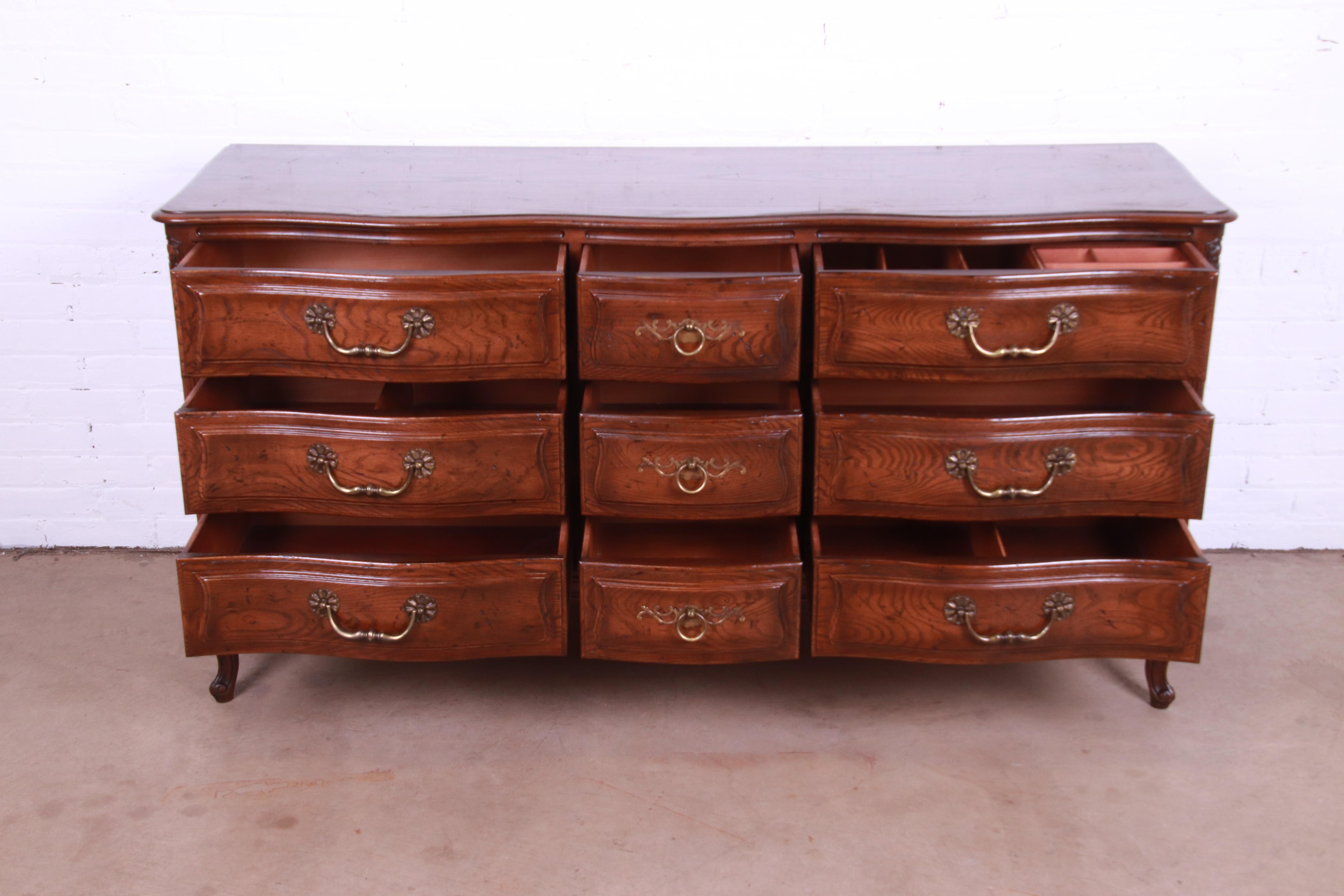 Henredon French Provincial Louis XV Carved Oak Triple Dresser or Credenza In Good Condition In South Bend, IN
