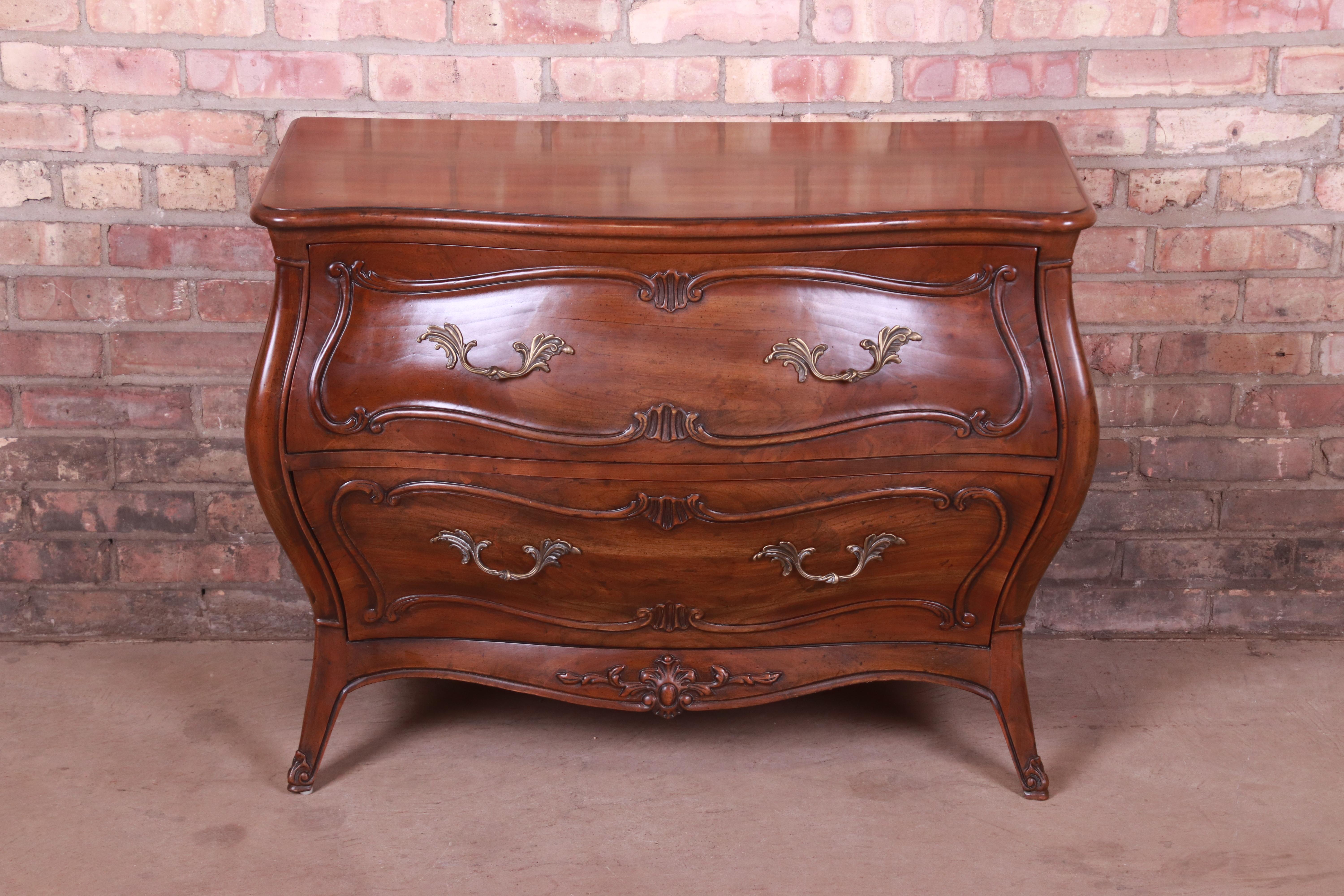 A beautiful French Provincial Louis XV style bombay form chest of drawers or commode

By Henredon

USA, 1980s

Carved walnut, with original brass hardware.

Measures: 36.5