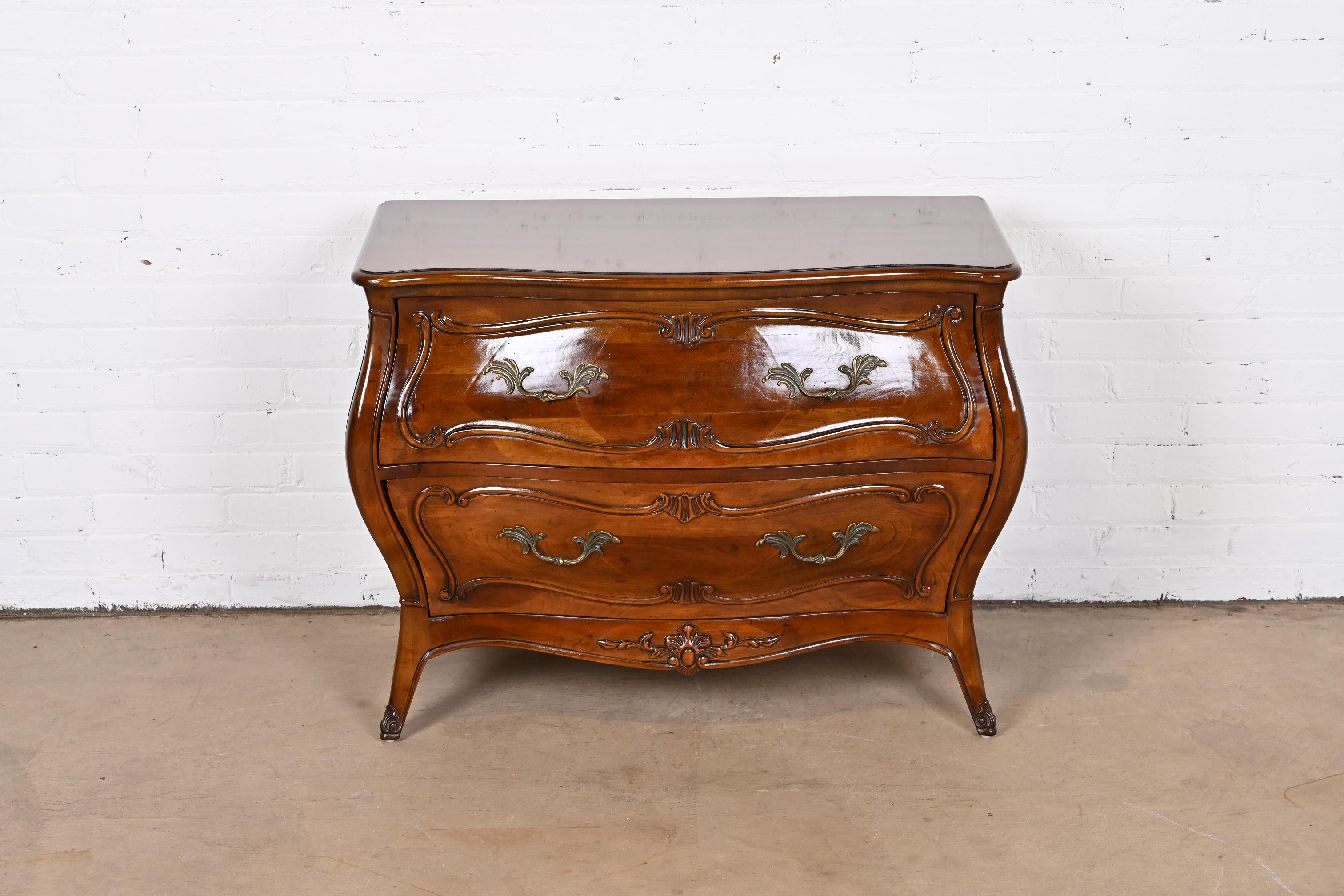 A beautiful French Provincial Louis XV style bombay form chest of drawers or commode

By Henredon

USA, 1980s

Carved walnut, with original brass hardware.

Measures: 36.25