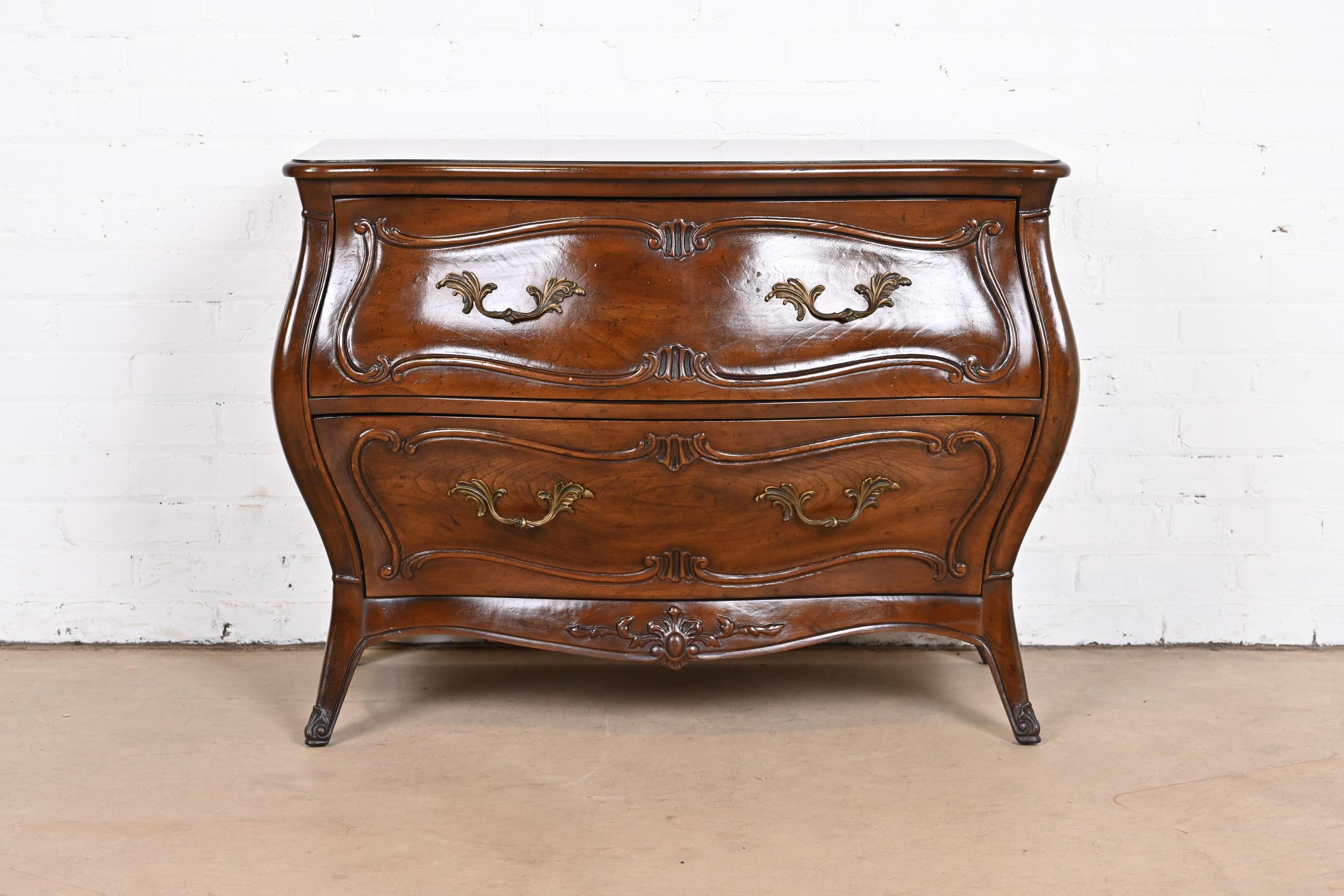 A beautiful French Provincial Louis XV style bombay form chest of drawers or commode

By Henredon

USA, circa 1980s

Carved walnut, with original brass hardware.

Measures: 36.5