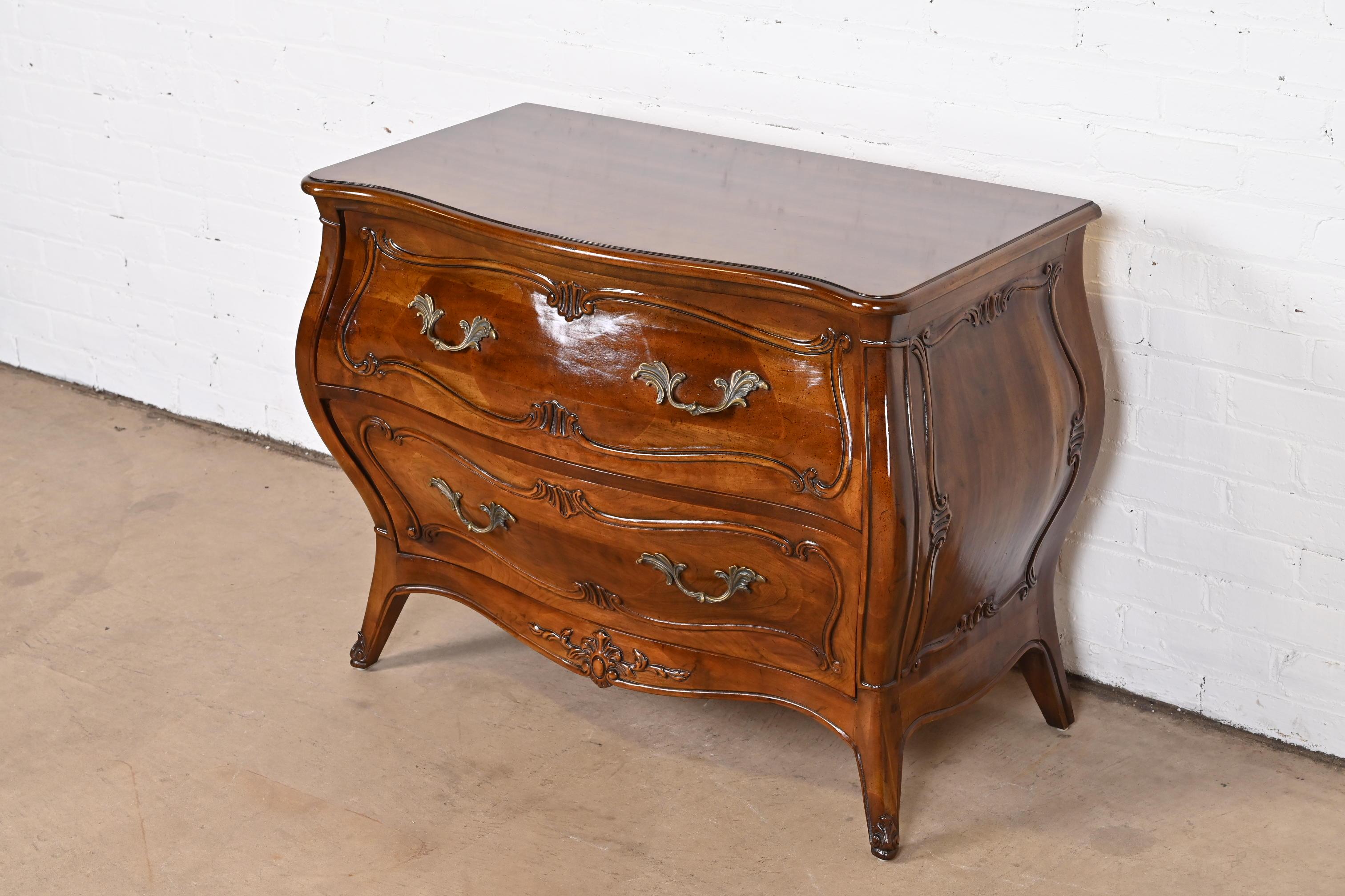 Henredon French Provincial Louis XV Carved Walnut Bombay Chest In Good Condition In South Bend, IN