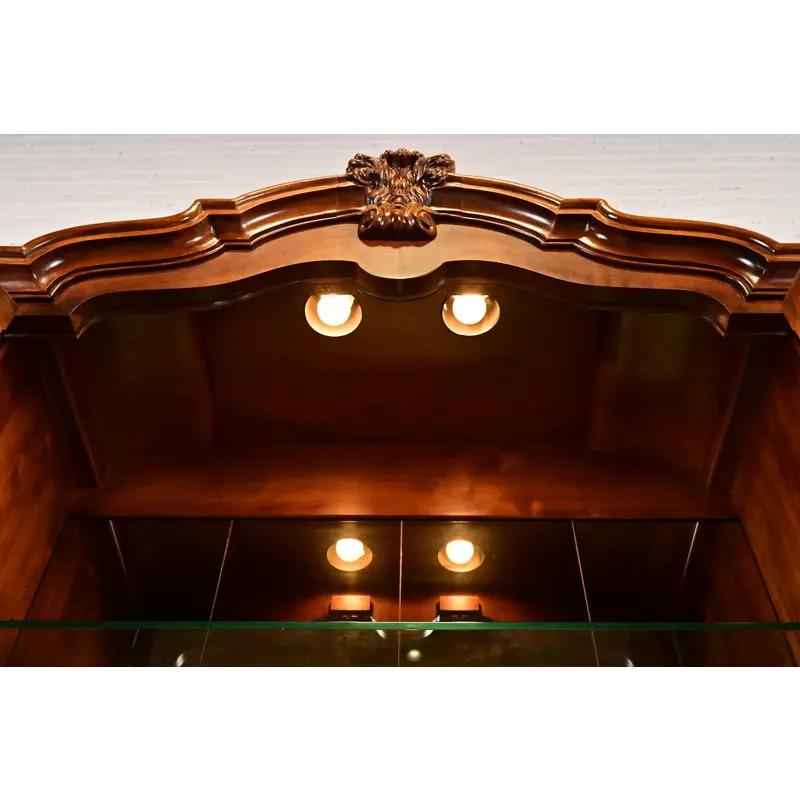 Henredon Französisch Provincial Louis XV geschnitzt Nussbaum Bombe Form Light Bar Kabinett im Angebot 5