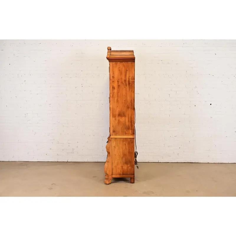 Henredon Französisch Provincial Louis XV geschnitzt Nussbaum Bombe Form Light Bar Kabinett im Angebot 8