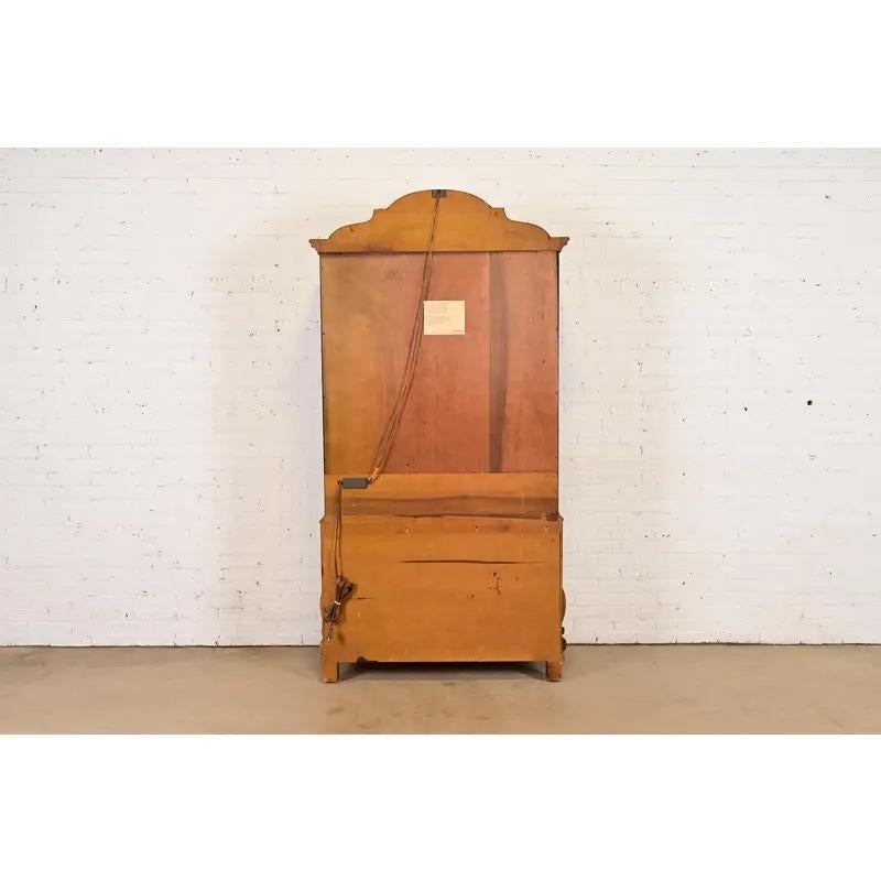 Henredon Französisch Provincial Louis XV geschnitzt Nussbaum Bombe Form Light Bar Kabinett im Angebot 9