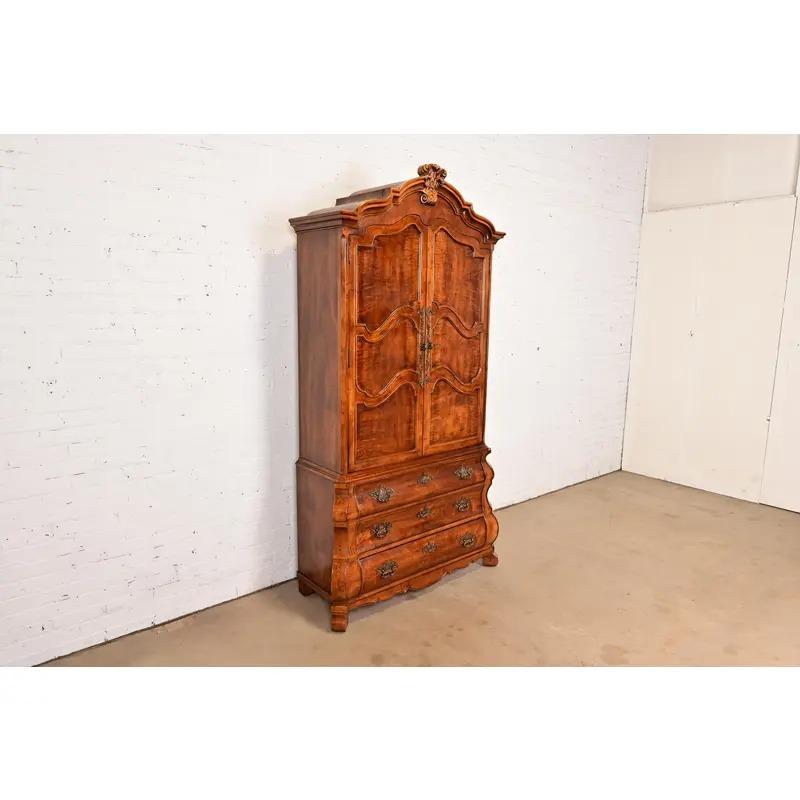 Henredon Französisch Provincial Louis XV geschnitzt Nussbaum Bombe Form Light Bar Kabinett im Zustand „Gut“ im Angebot in South Bend, IN