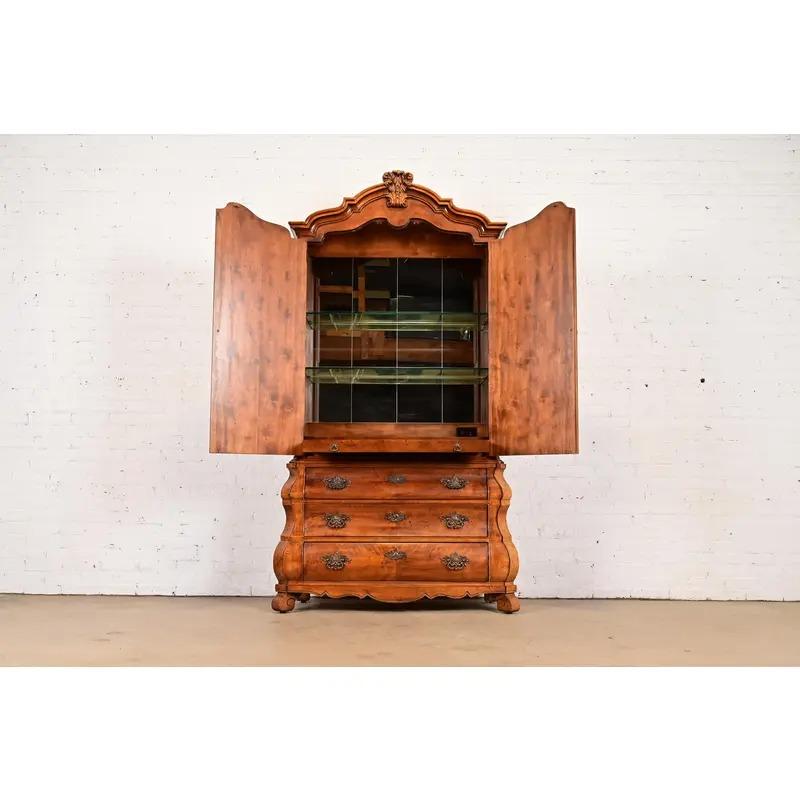 Henredon Französisch Provincial Louis XV geschnitzt Nussbaum Bombe Form Light Bar Kabinett (Ende des 20. Jahrhunderts) im Angebot