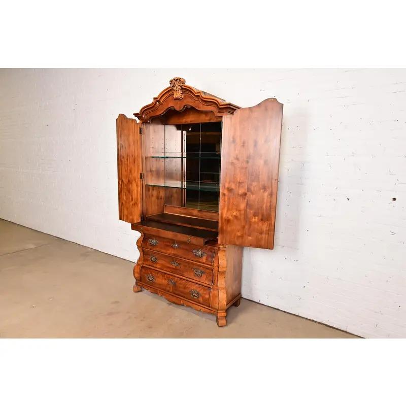 Henredon Französisch Provincial Louis XV geschnitzt Nussbaum Bombe Form Light Bar Kabinett (Messing) im Angebot