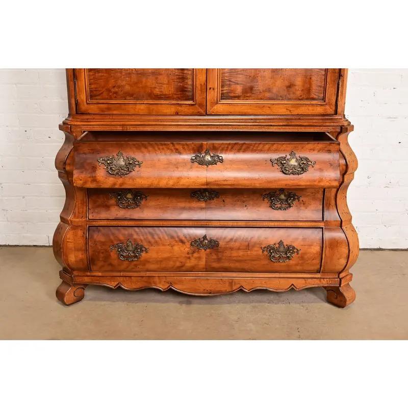 Henredon Französisch Provincial Louis XV geschnitzt Nussbaum Bombe Form Light Bar Kabinett im Angebot 1