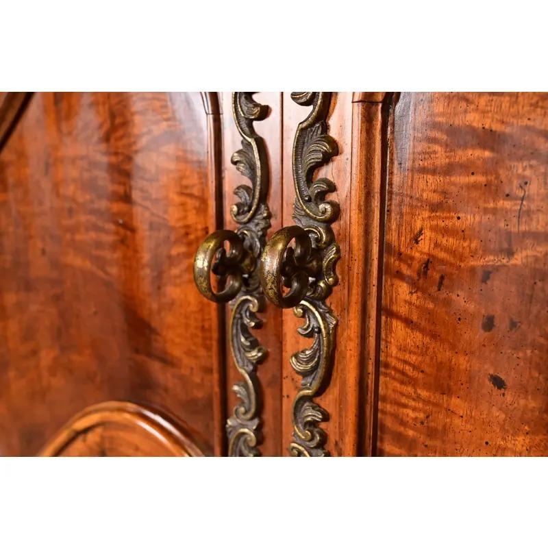 Henredon Französisch Provincial Louis XV geschnitzt Nussbaum Bombe Form Light Bar Kabinett im Angebot 2