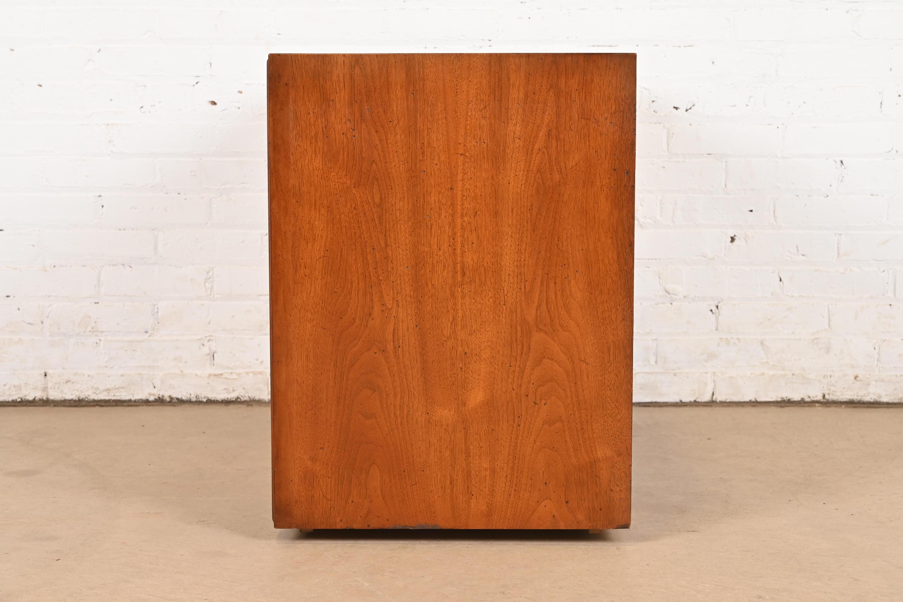 Henredon Servidor buffet o mueble bar provincial francés Luis XV de nogal tallado en venta 3