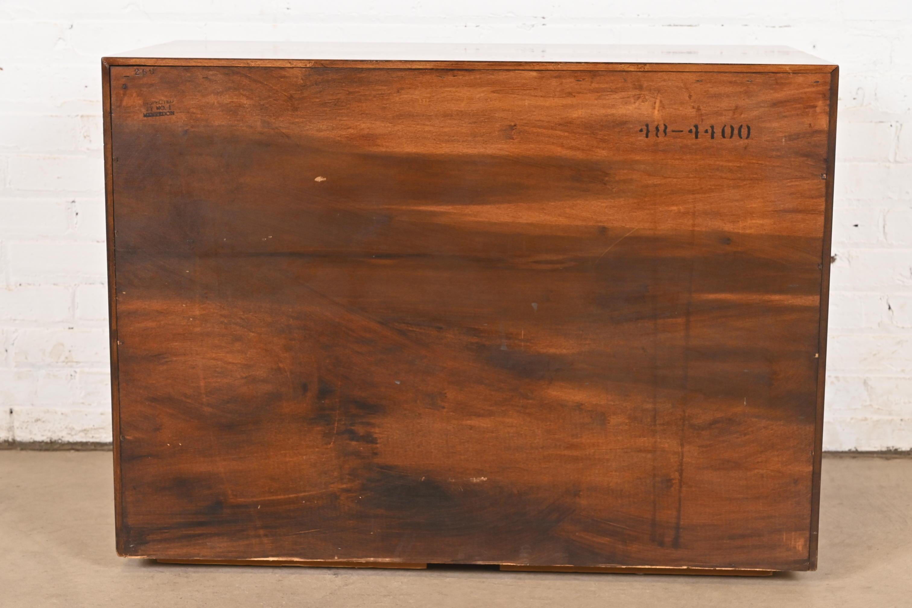 Henredon Servidor buffet o mueble bar provincial francés Luis XV de nogal tallado en venta 4