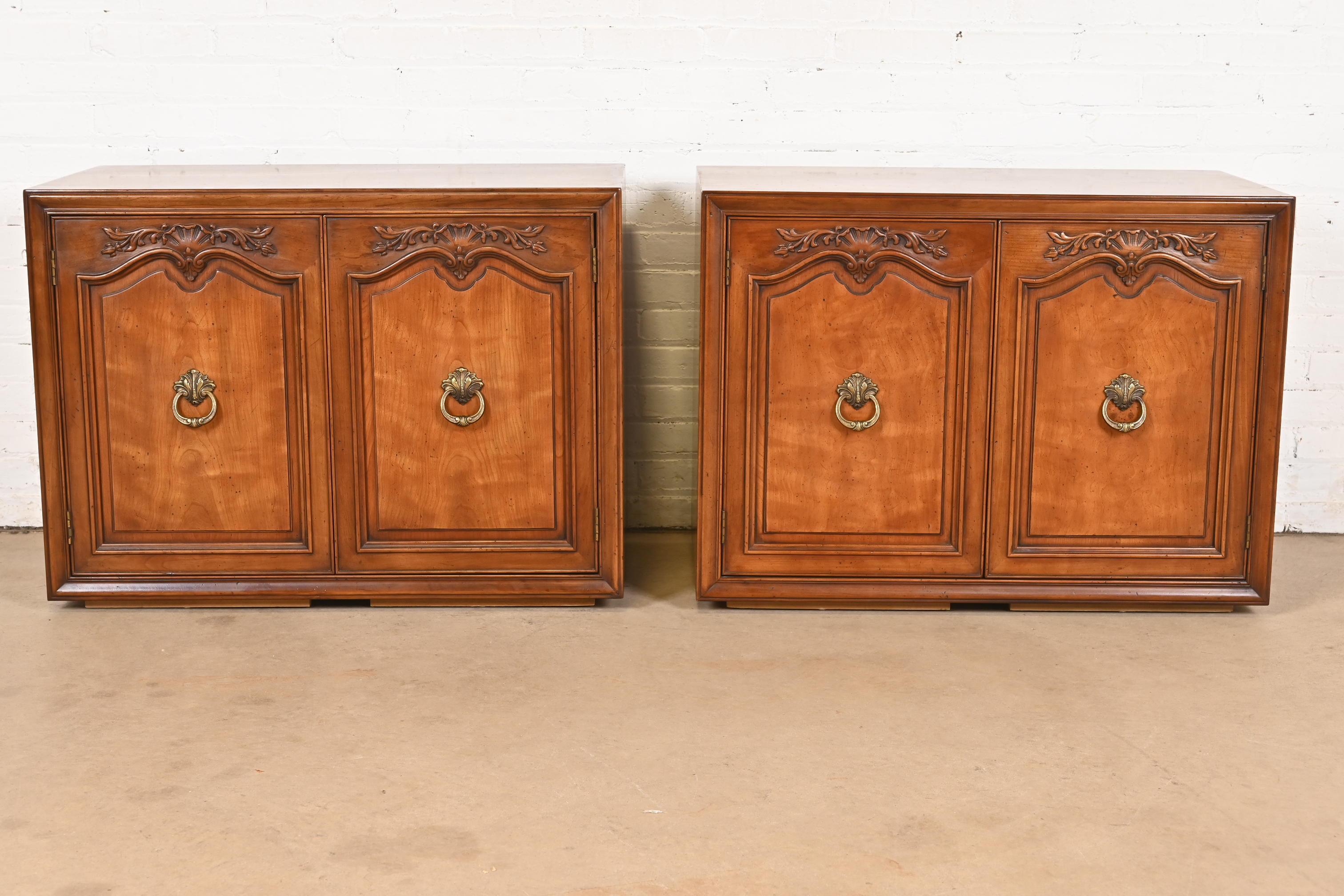 Henredon Servidor buffet o mueble bar provincial francés Luis XV de nogal tallado en venta 5