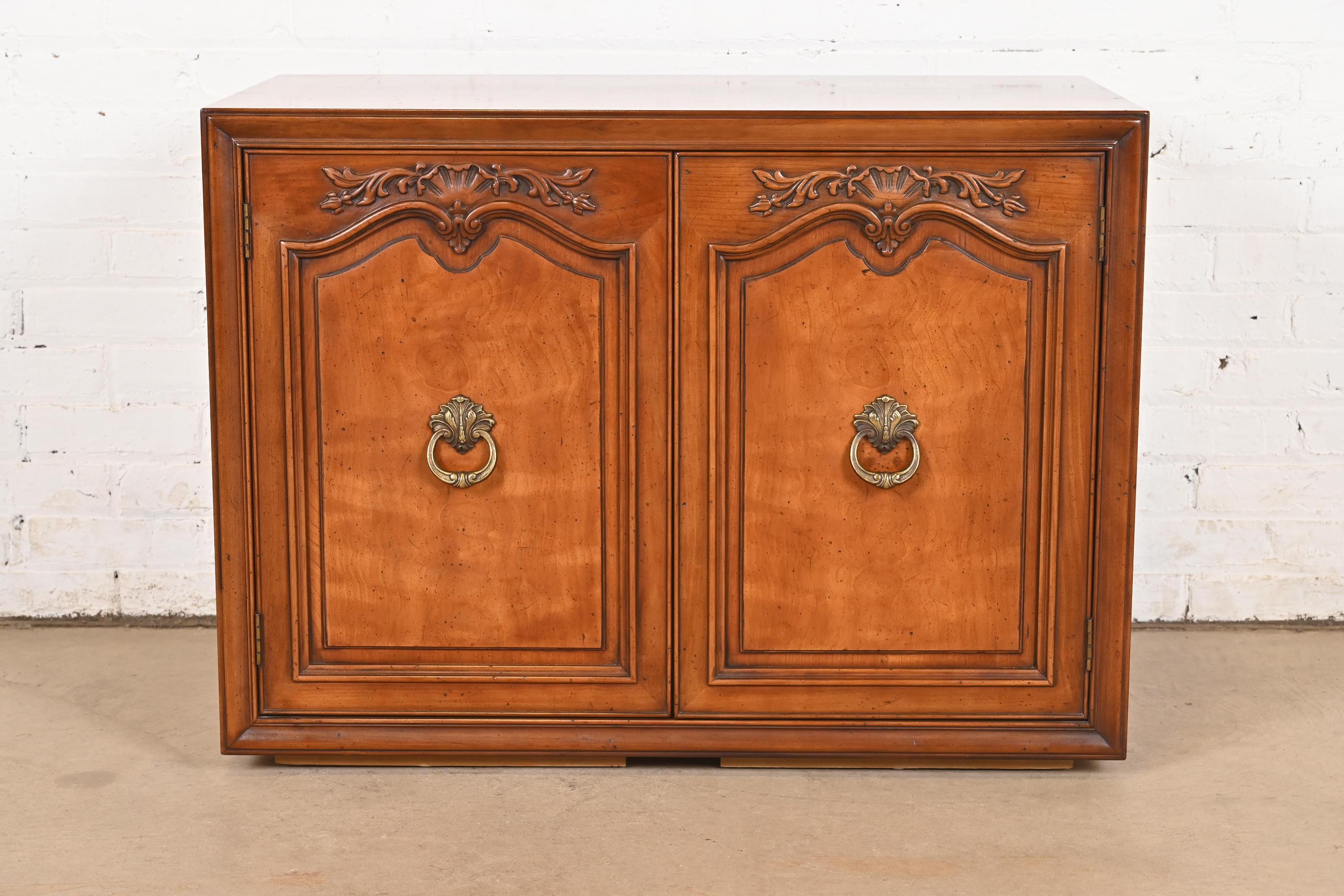 Un magnífico aparador estilo Luis XV provincial francés, servidor de buffet, mueble bar o credenza compacta

Por Henredon

EE.UU., alrededor de 1960

Nogal tallado, con herrajes originales de latón. Cajón con inserto de fieltro para cubiertos o