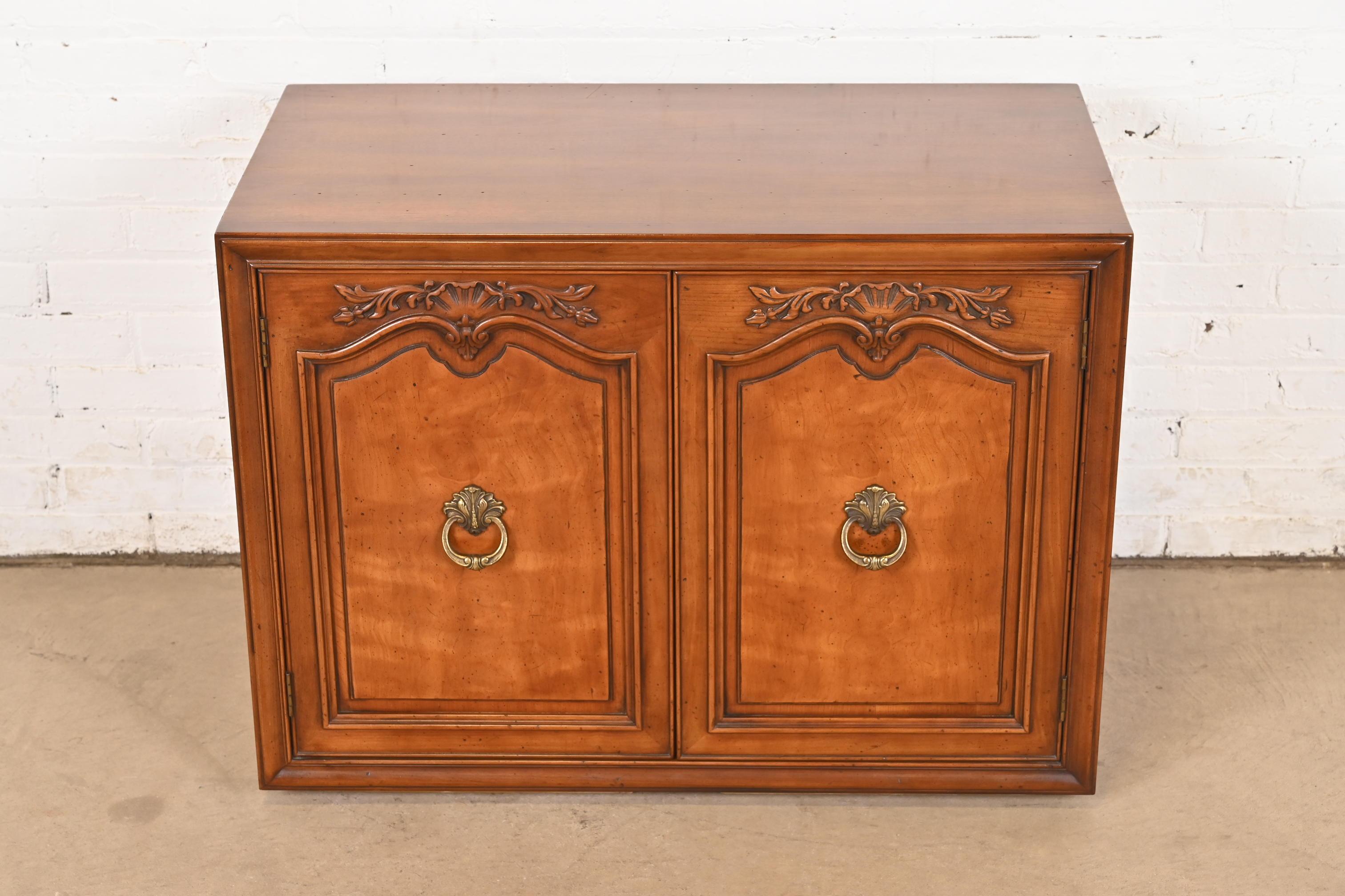 Henredon Servidor buffet o mueble bar provincial francés Luis XV de nogal tallado Provincial francés en venta