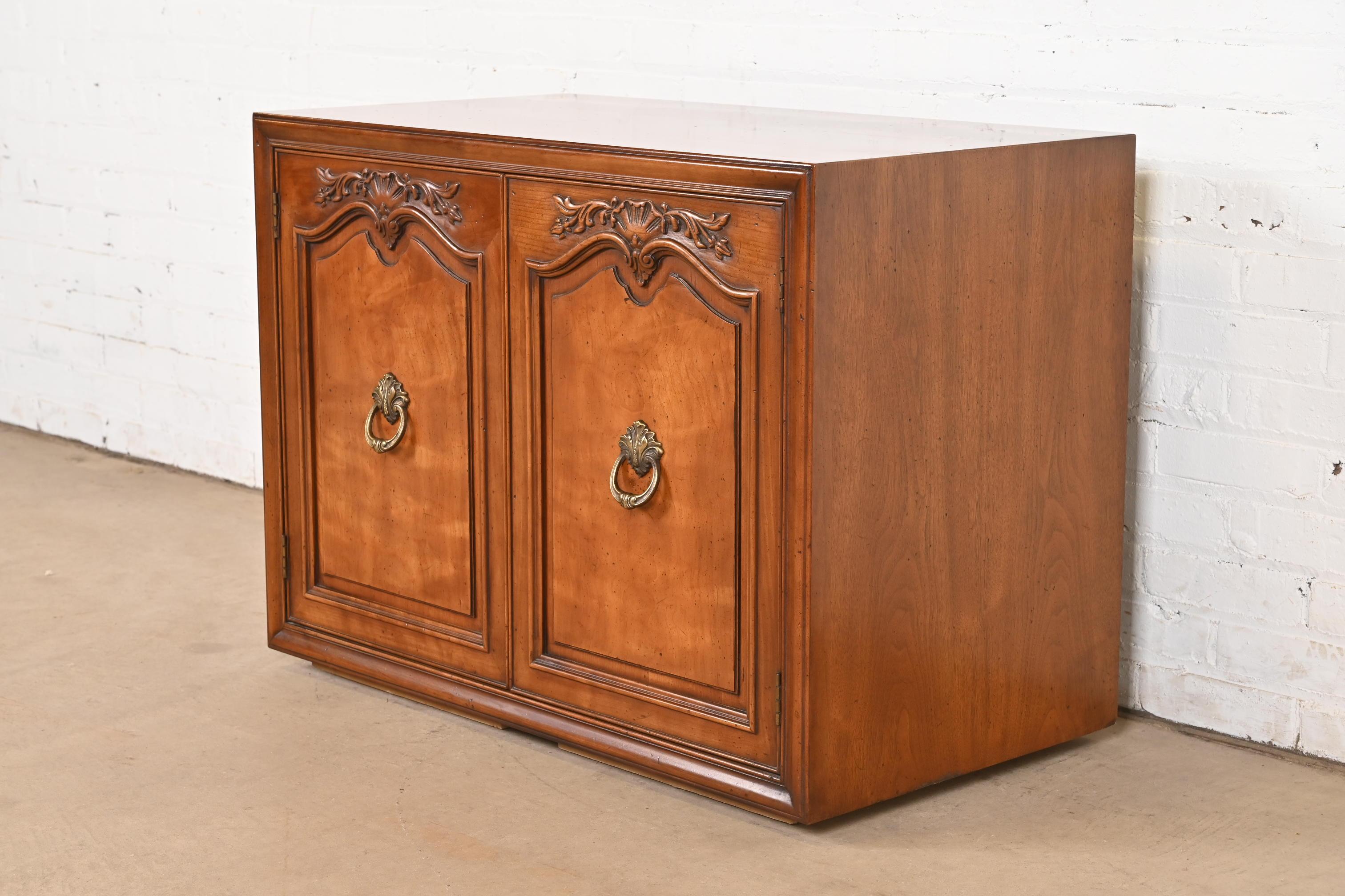Henredon Servidor buffet o mueble bar provincial francés Luis XV de nogal tallado Estadounidense en venta