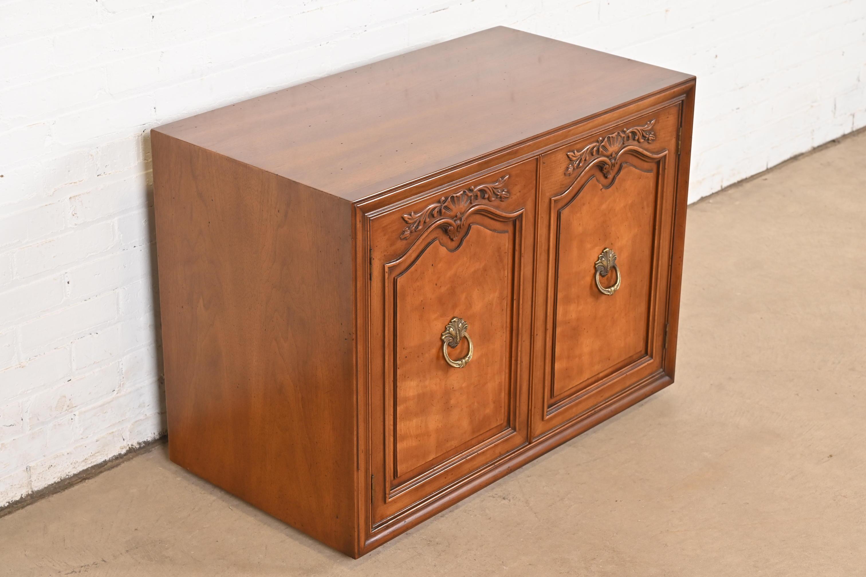 Henredon Servidor buffet o mueble bar provincial francés Luis XV de nogal tallado en Bueno estado para la venta en South Bend, IN