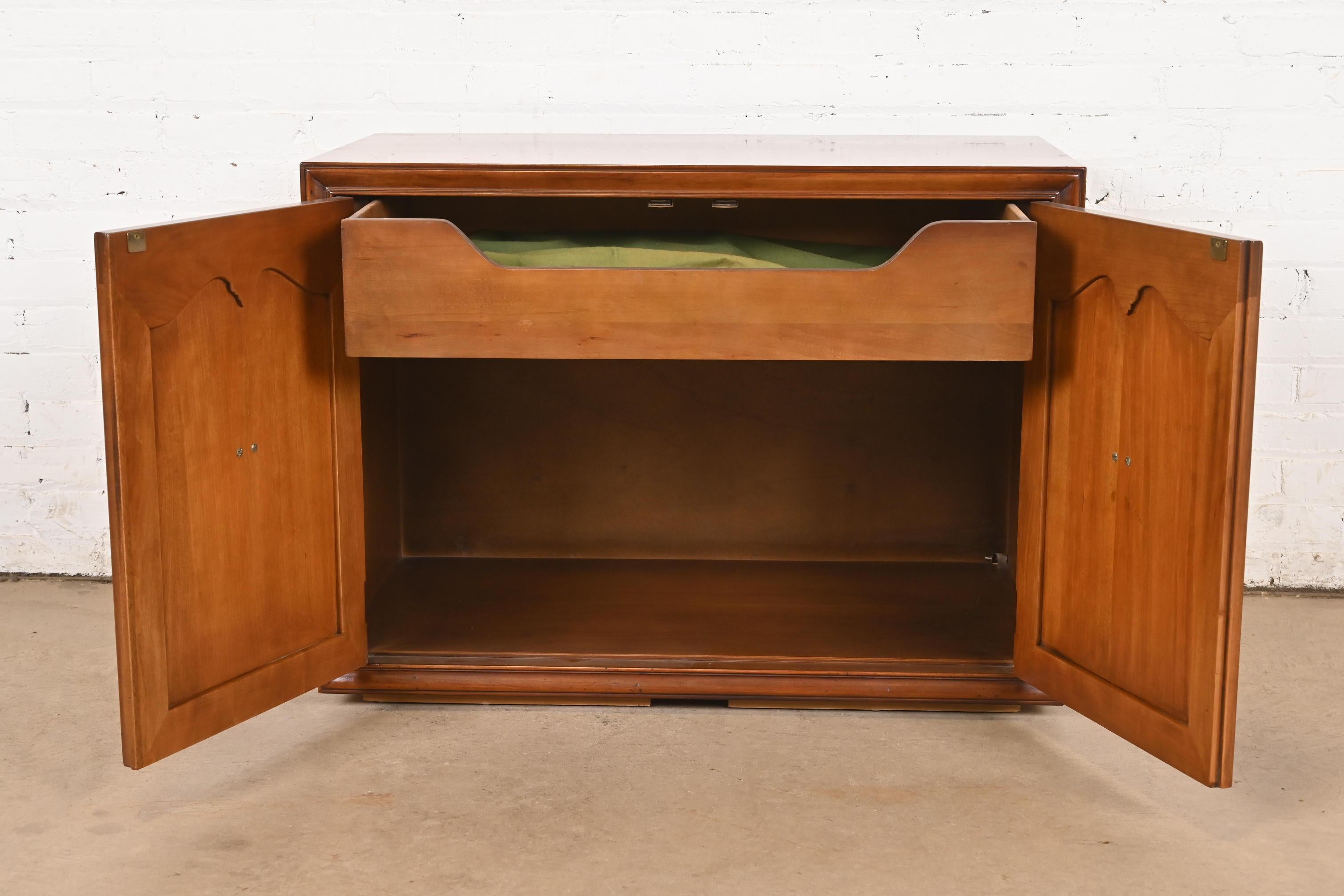 Henredon Servidor buffet o mueble bar provincial francés Luis XV de nogal tallado mediados del siglo XX en venta