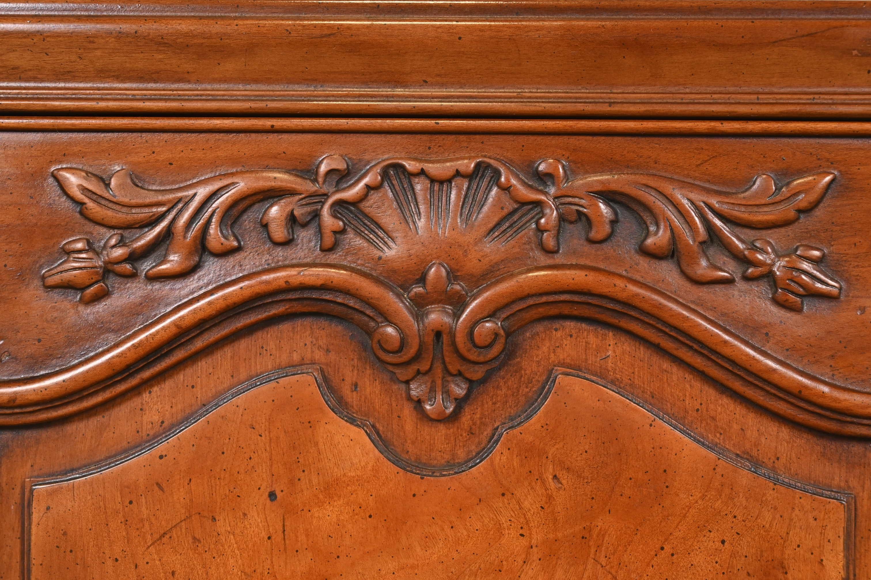 Henredon Servidor buffet o mueble bar provincial francés Luis XV de nogal tallado en venta 1