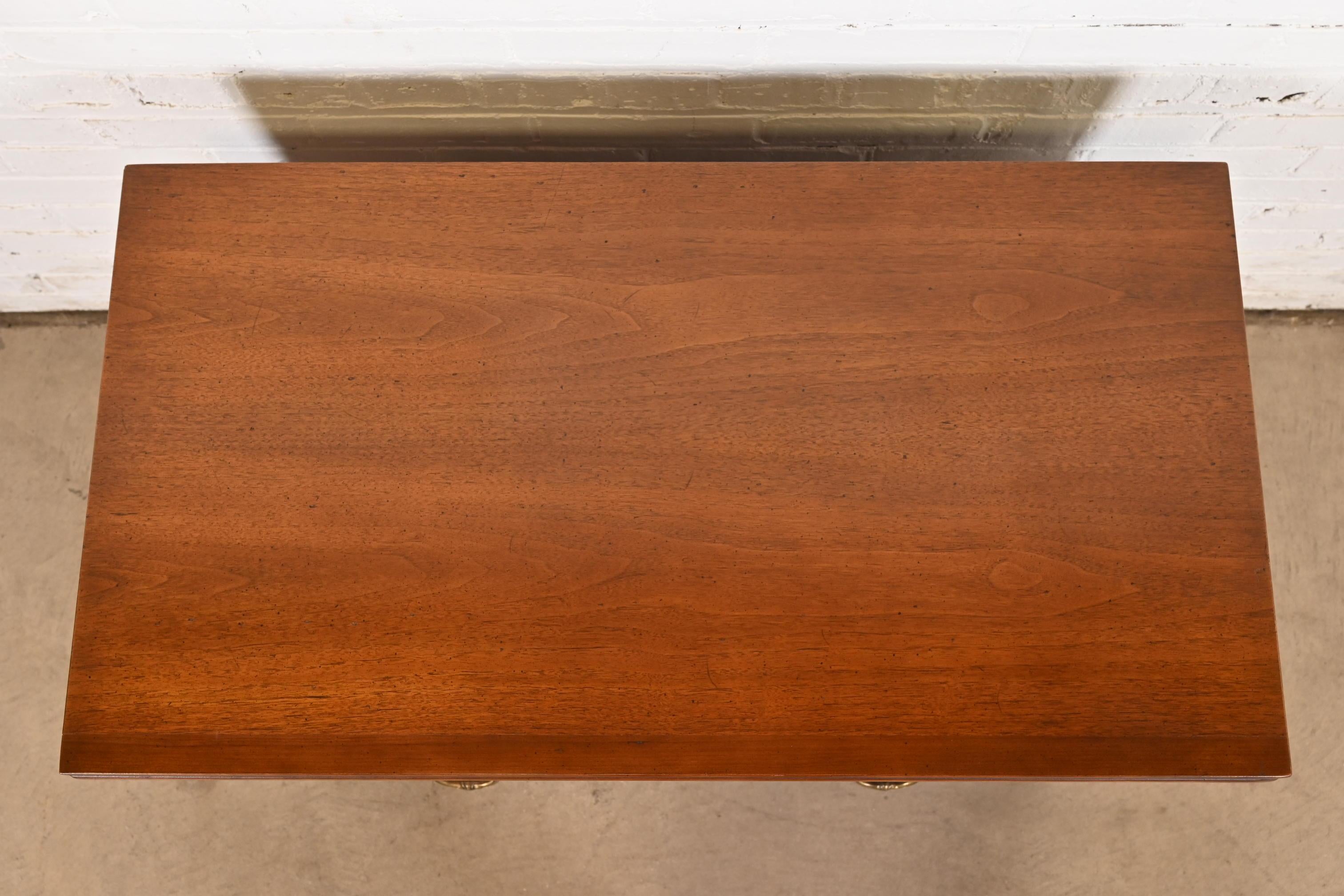 Henredon Servidor buffet o mueble bar provincial francés Luis XV de nogal tallado en venta 2